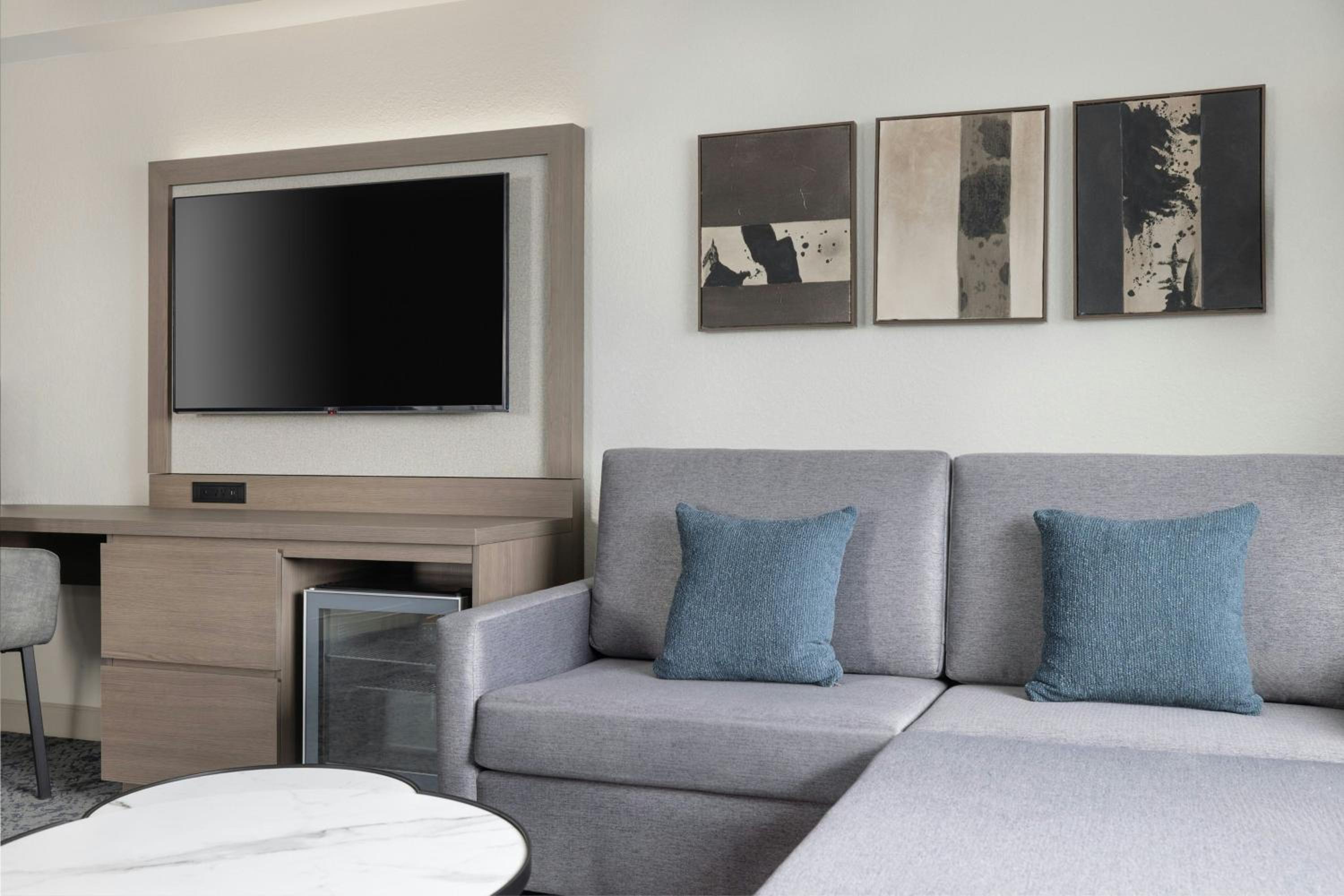 Junior King Suite with Sofa Bed and Bathtub - Mobility Access/Hearing Accessible