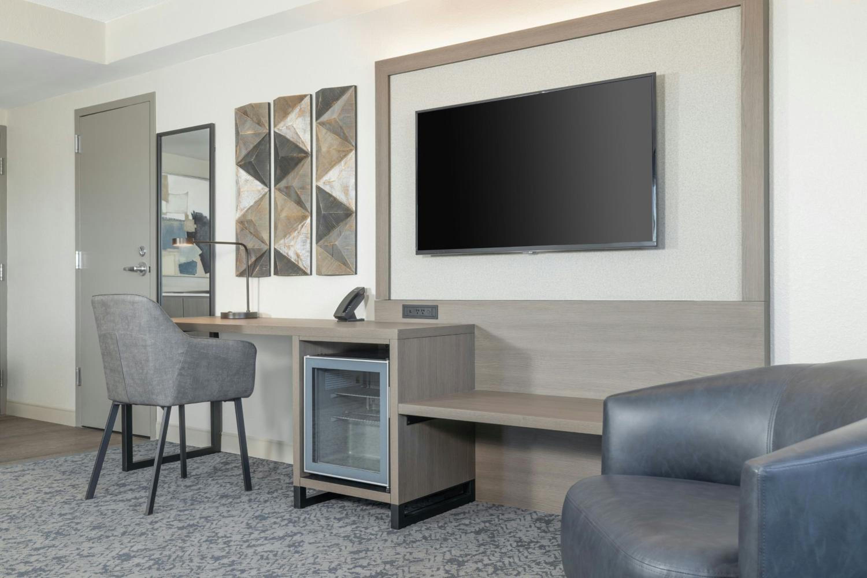Junior King Suite with Sofa Bed - Photo 4