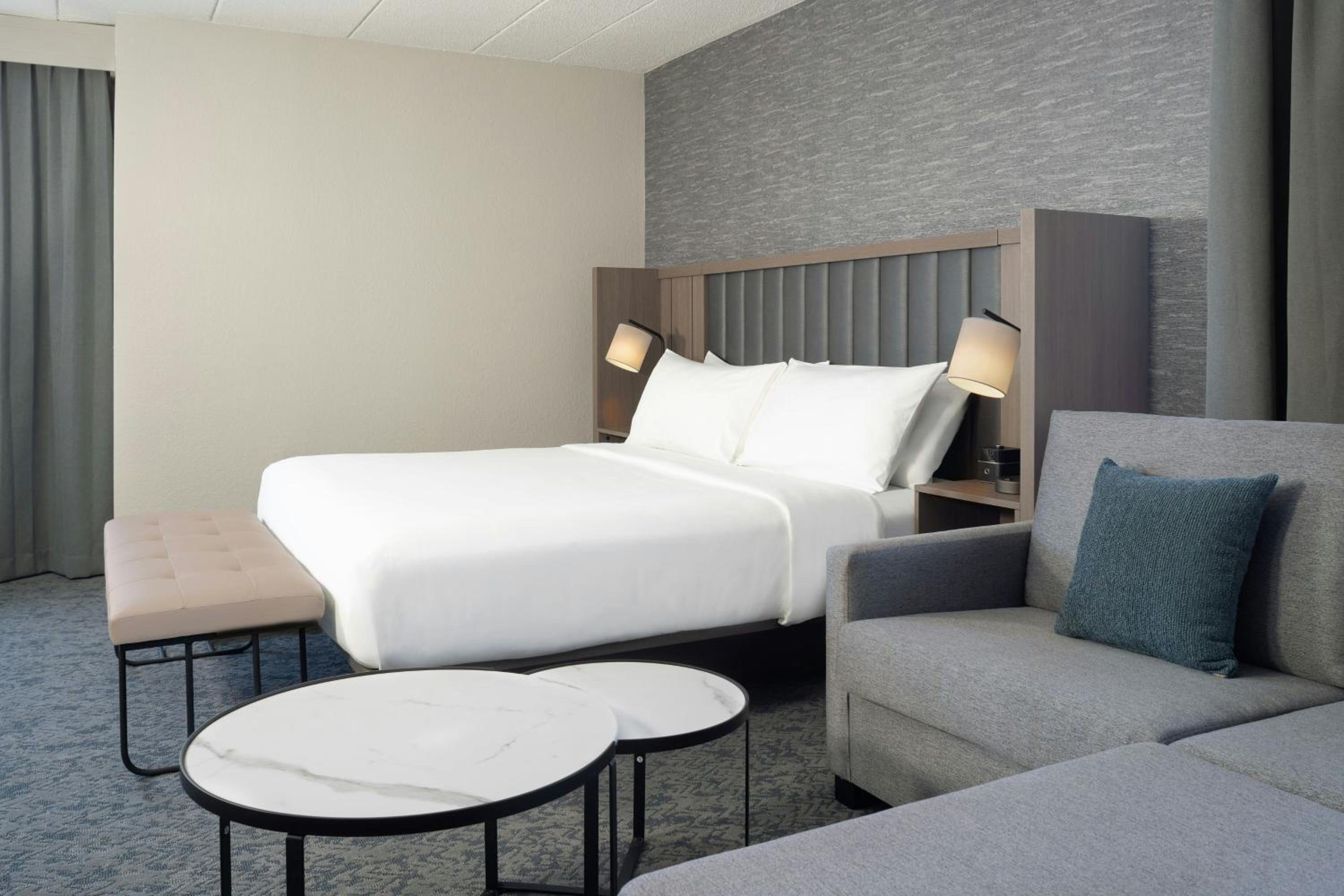 Junior King Suite with Sofa Bed - Photo 2