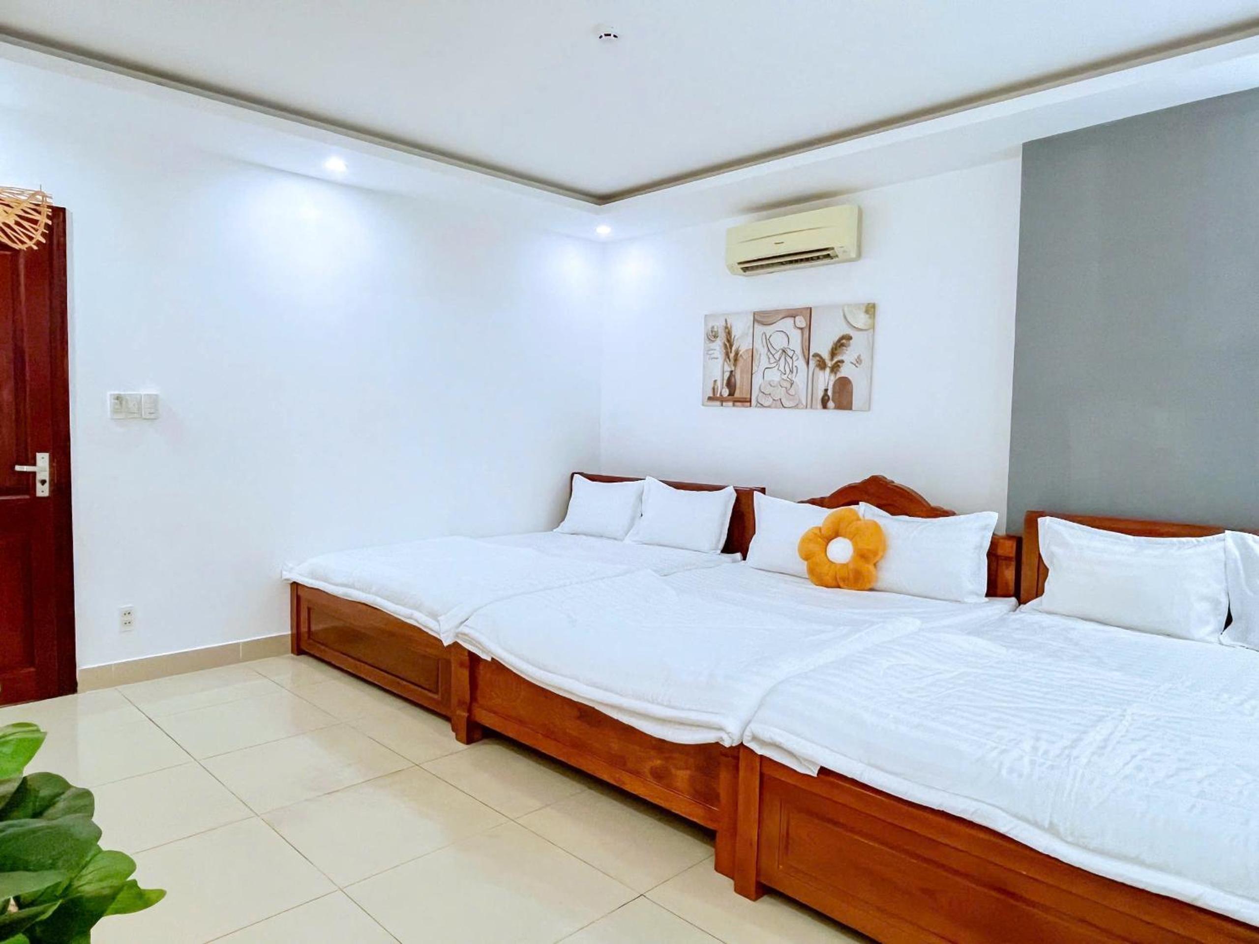 Standard Family Room - Photo 7