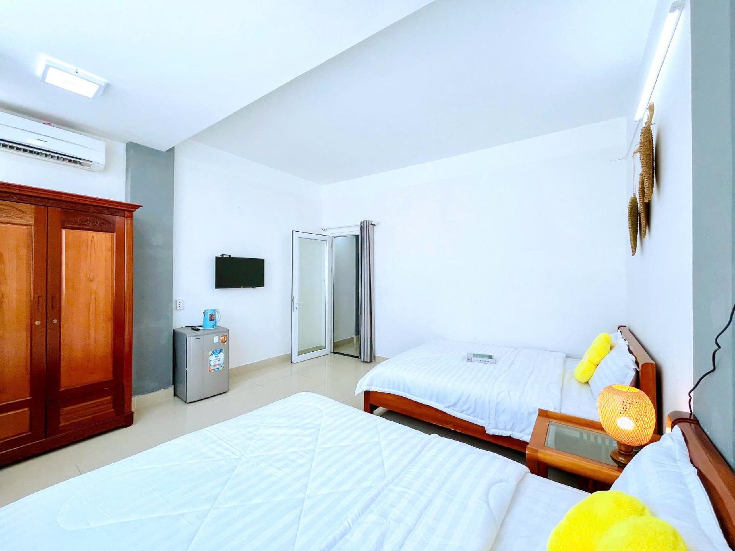 Standard Family Room - Photo 6