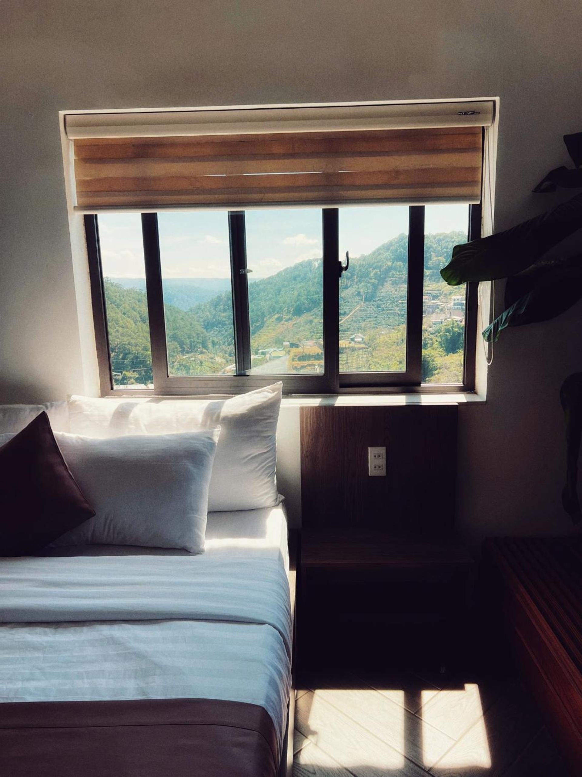 Deluxe Double Room with Bath - Photo 7