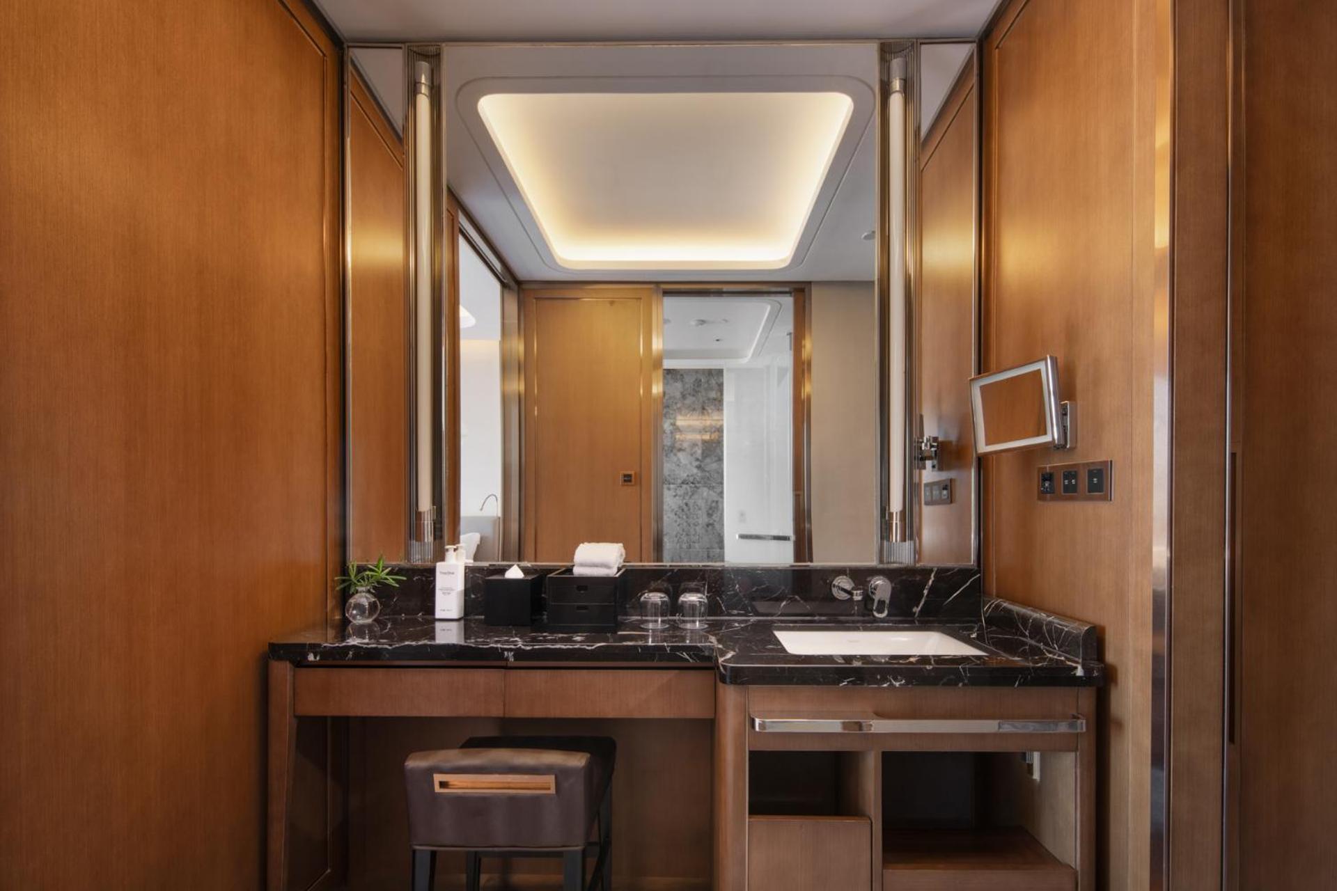 Deluxe King Room with City View