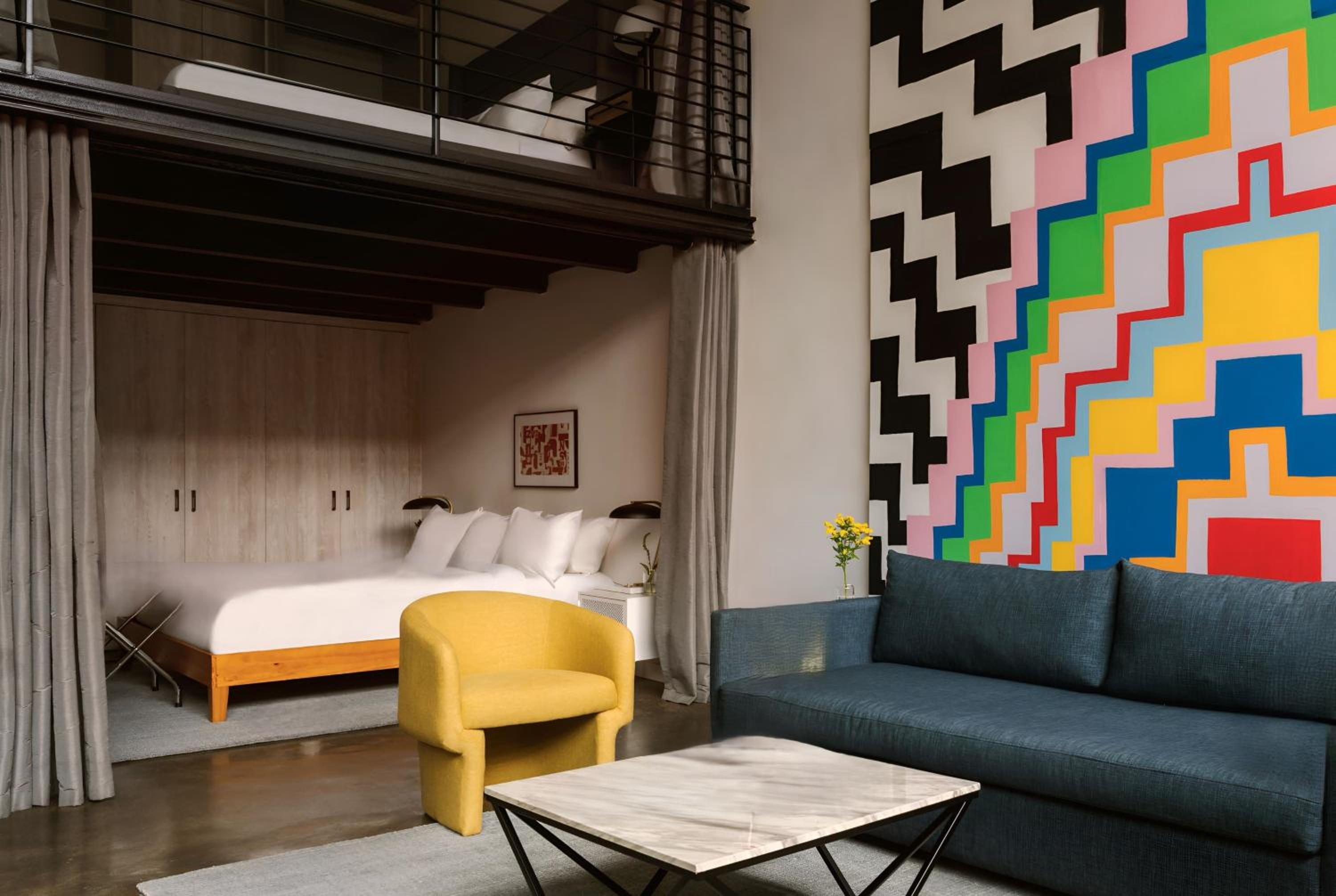 Two-Bedroom Bi-Level King Loft Apartment - Non-Smoking - Photo 2