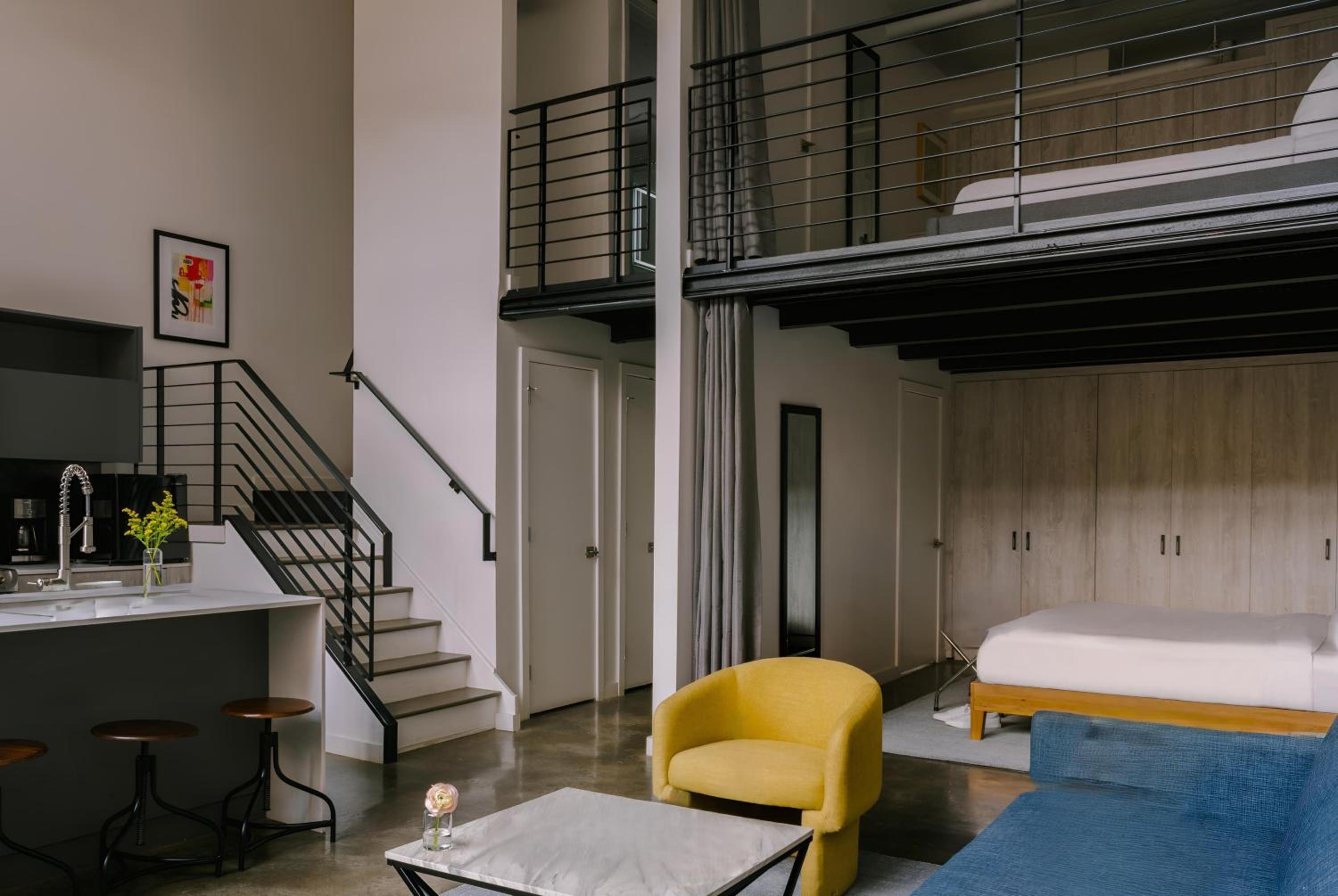 Two-Bedroom Bi-Level King Loft Apartment - Non-Smoking - Photo 3