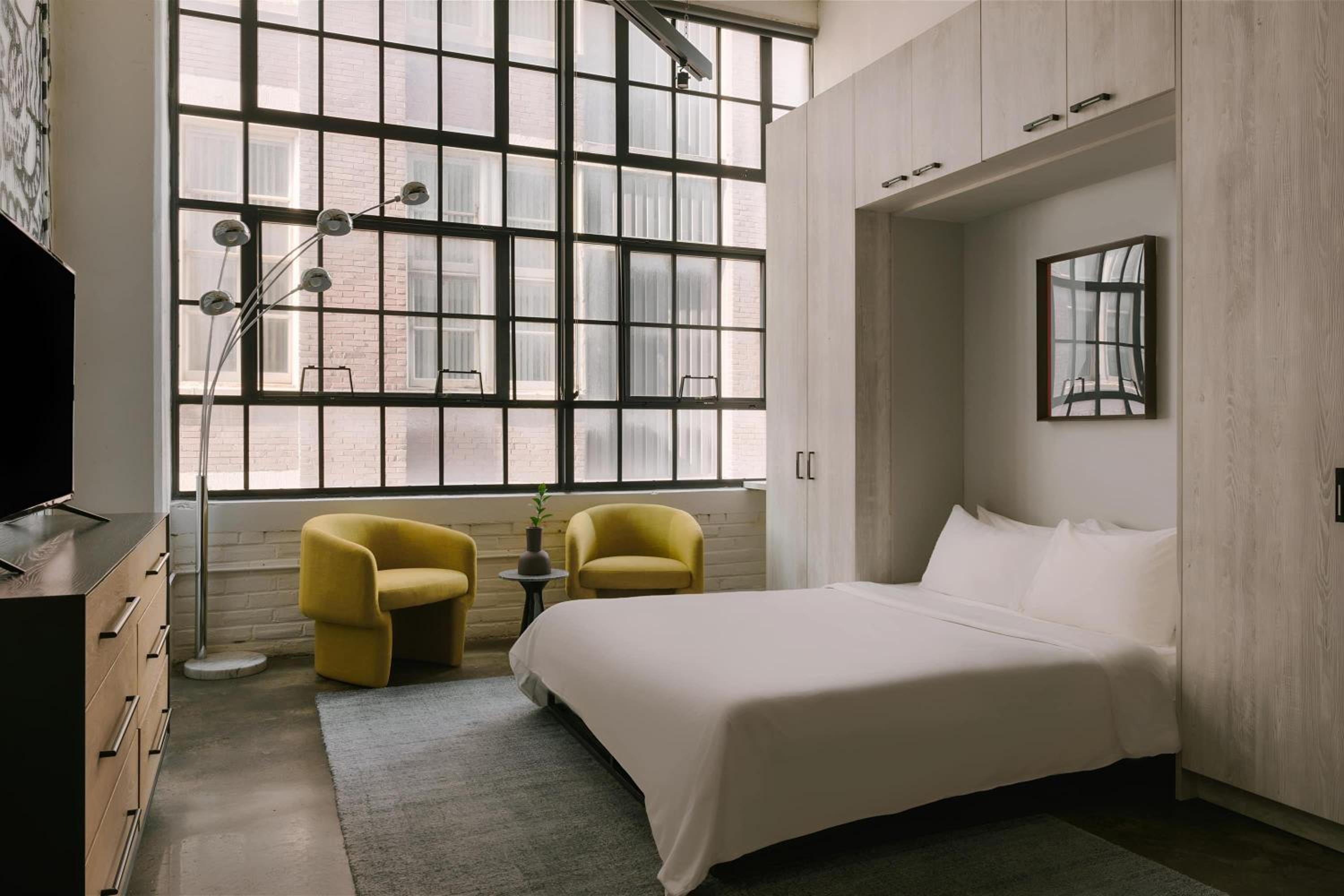 Queen Studio Apartment - Non-Smoking - Photo 4
