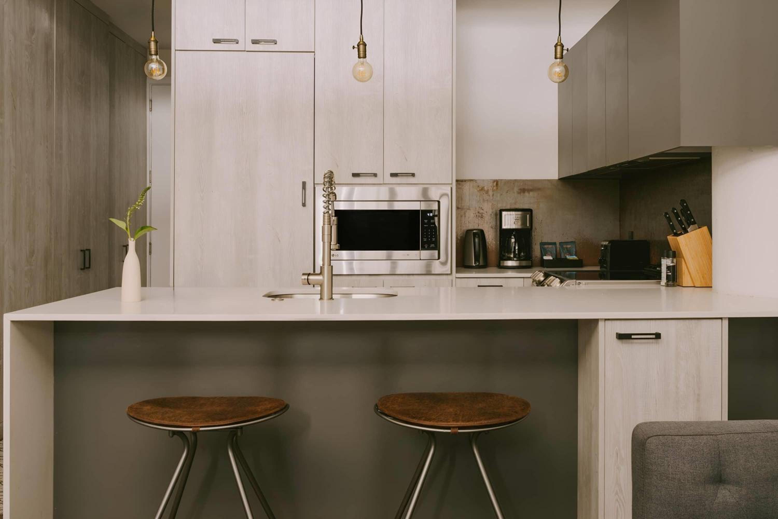 Two-Bedroom Queen Apartment - Non-Smoking - Photo 4
