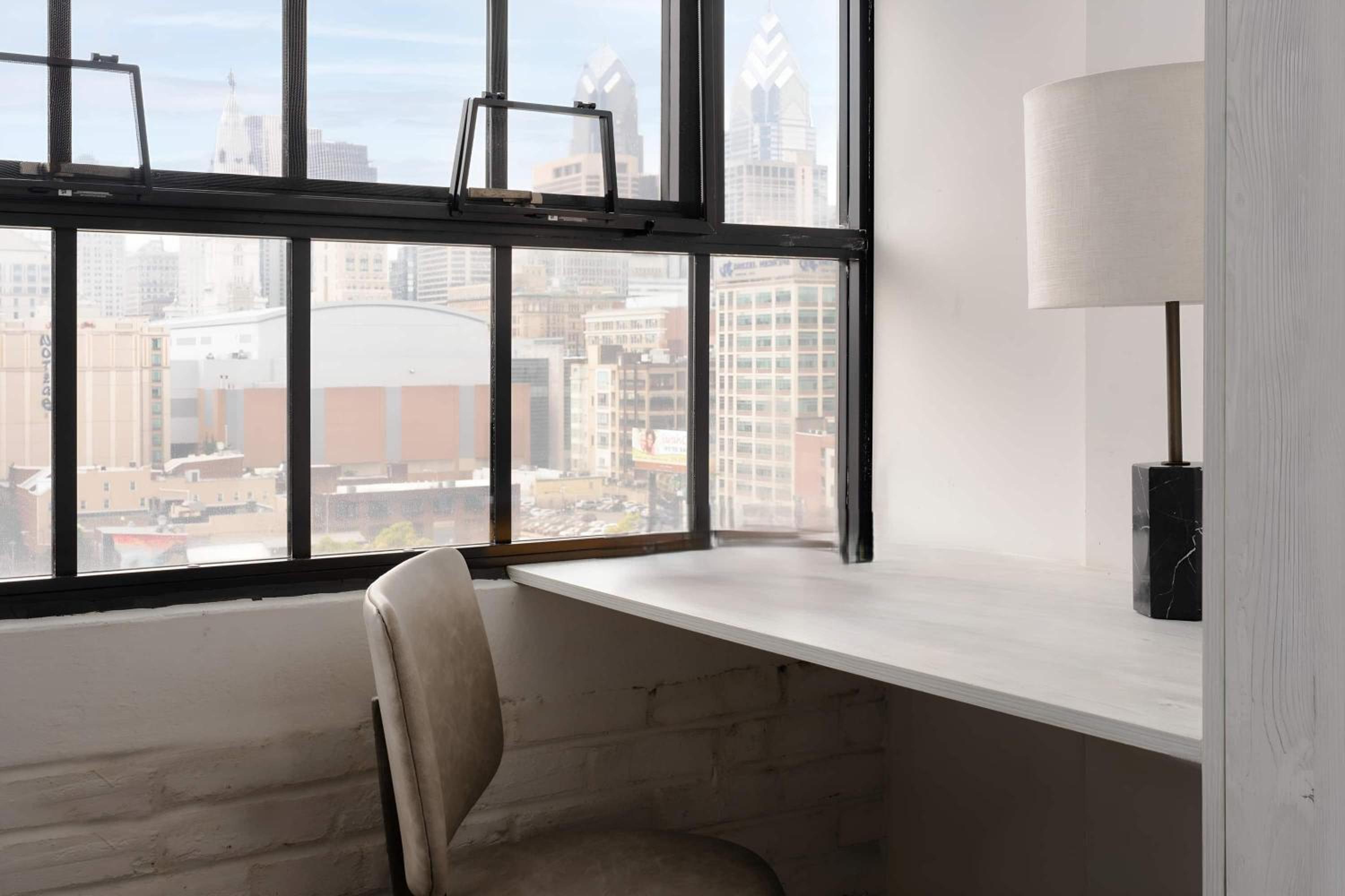 Queen Studio Apartment - Non-Smoking - Photo 2