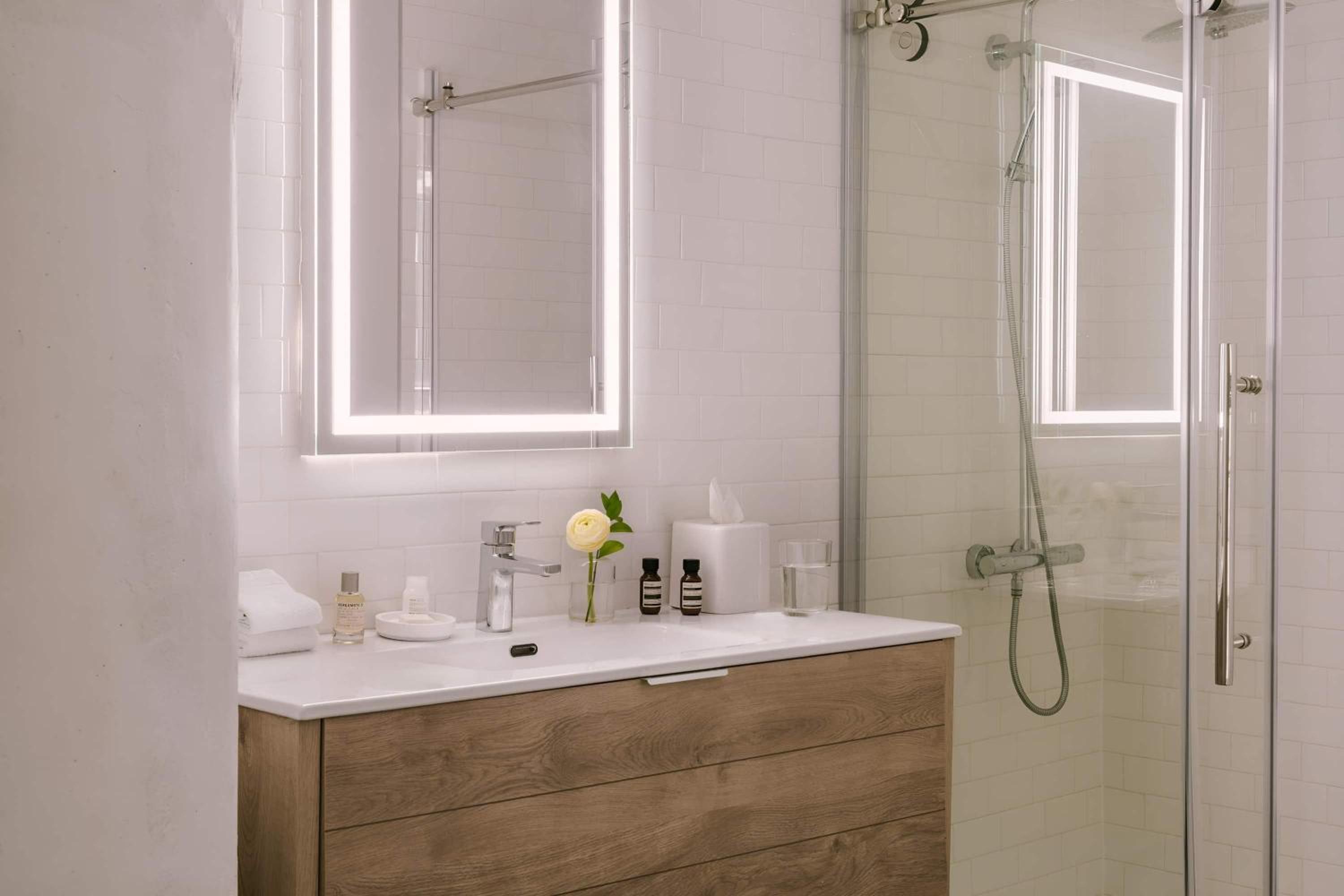 Queen Studio Apartment - Non-Smoking - Photo 3