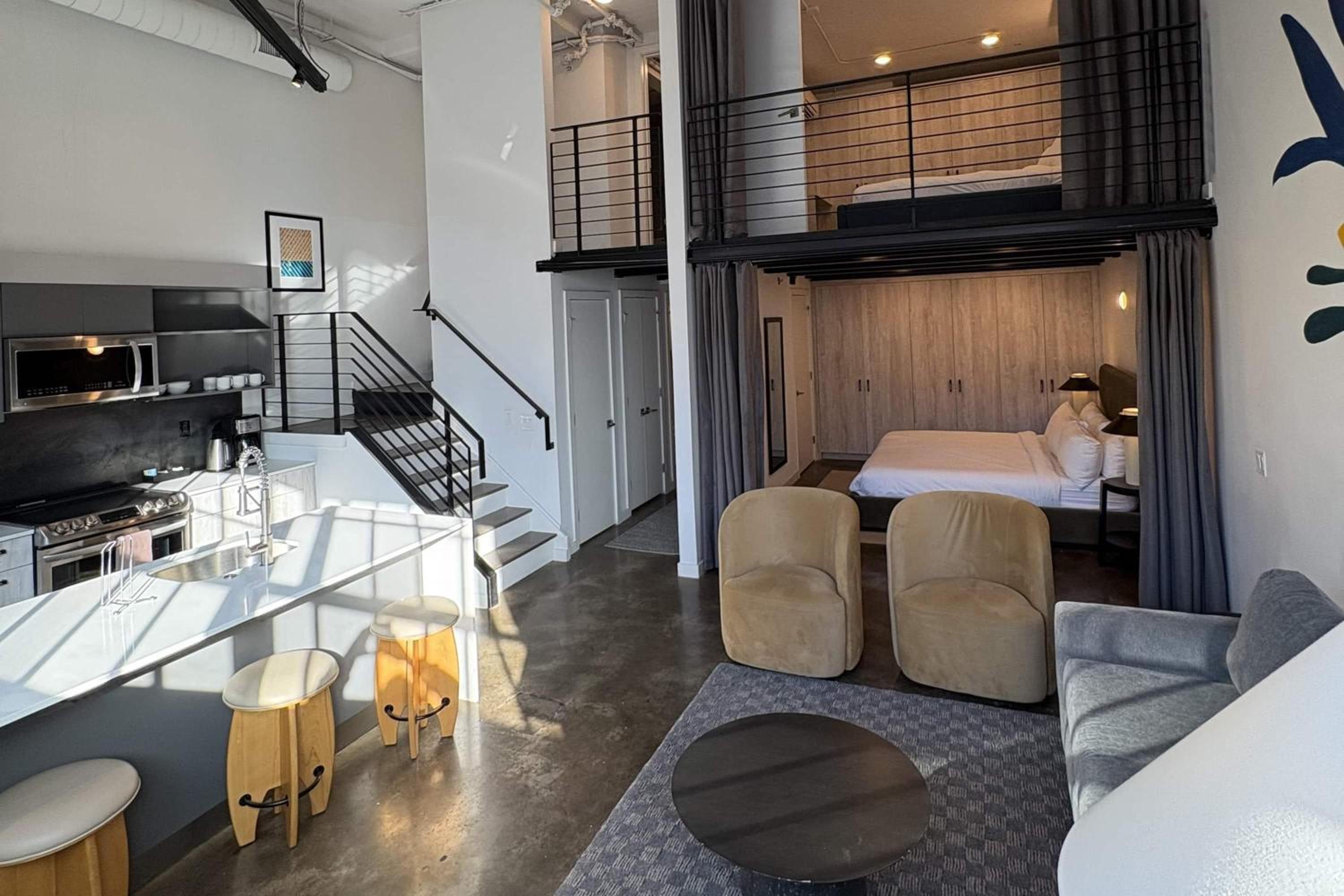 Two-Bedroom Bi-Level King Loft Apartment - Non-Smoking - Photo 4