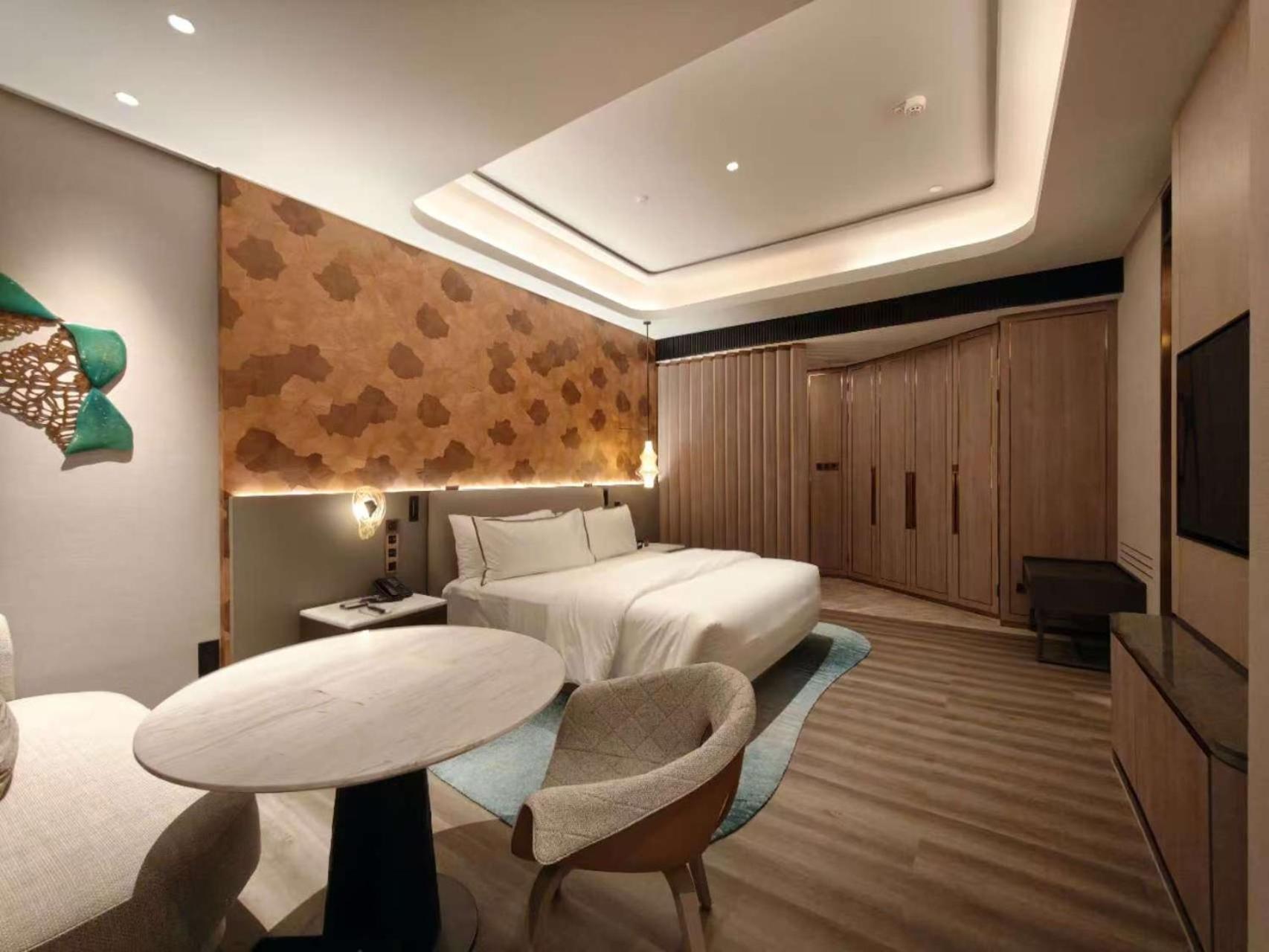 Premium King Room with City View