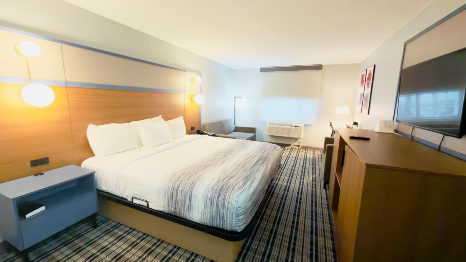 Deluxe King Room - Non-Smoking