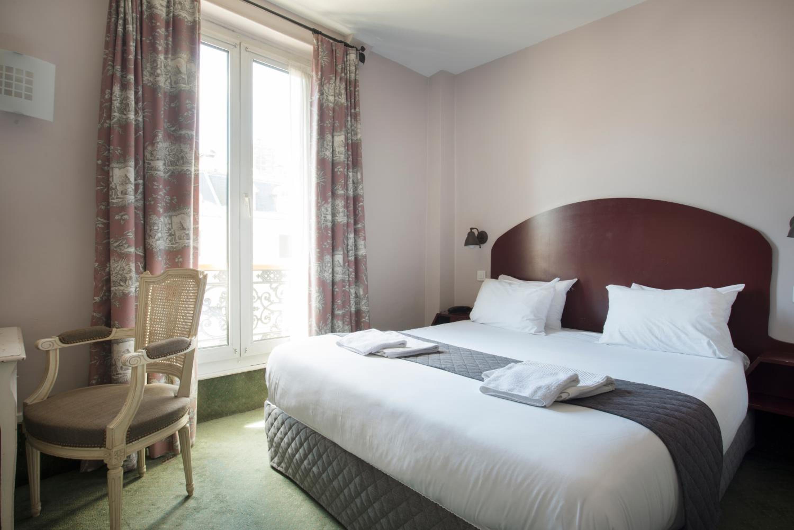 Superior Double Room thumbnail 5