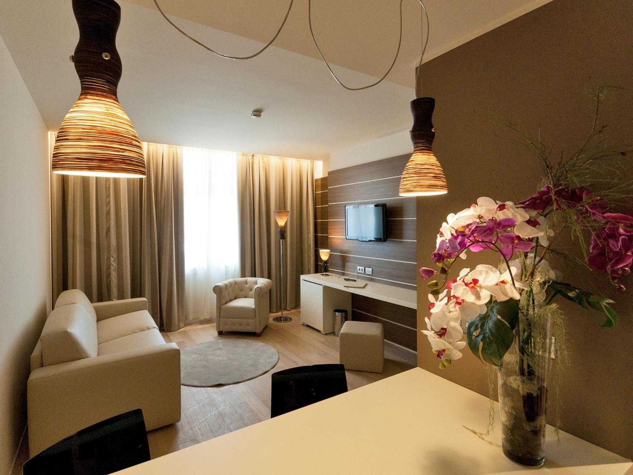 Suite - Photo 1