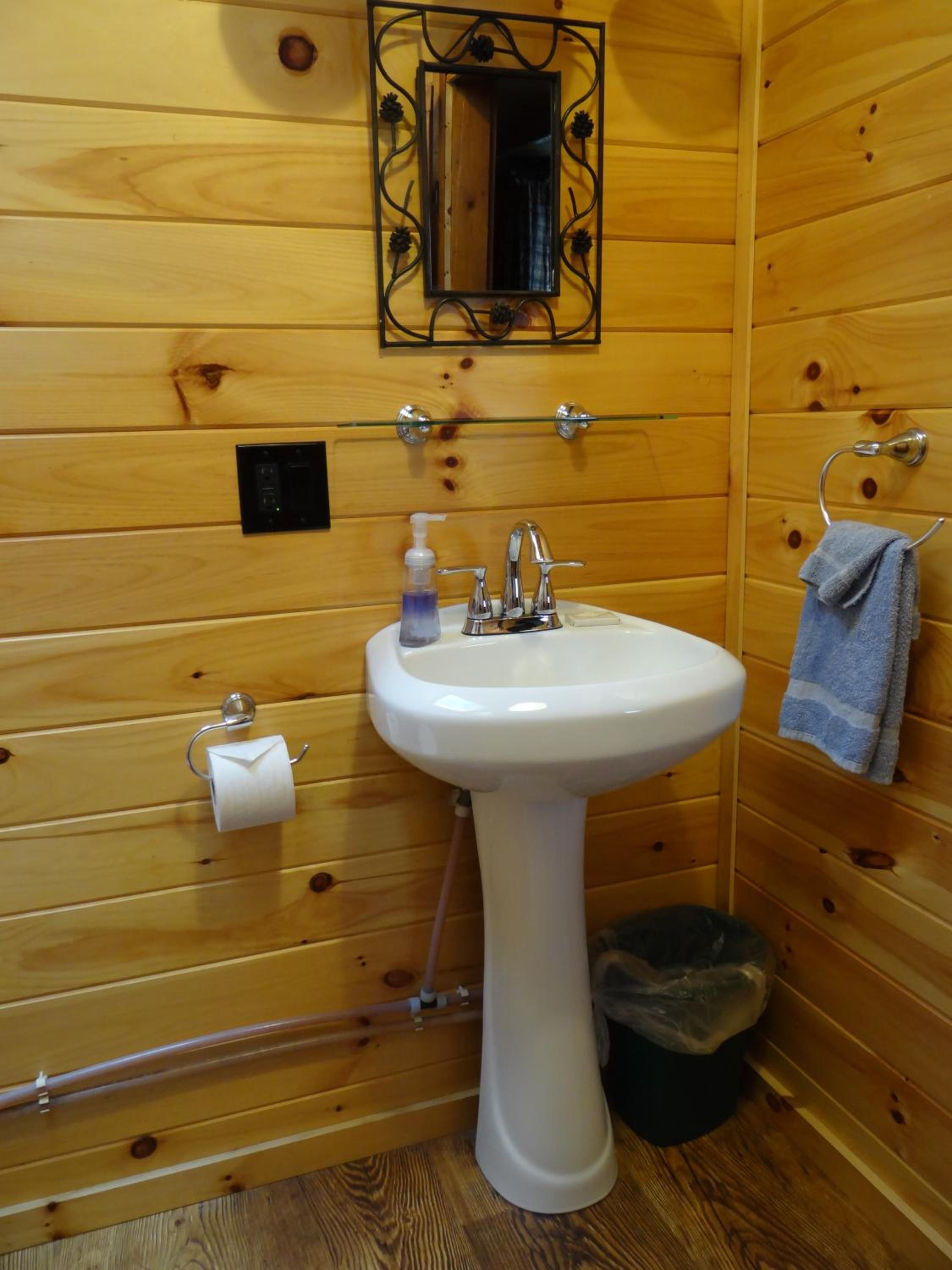 One-Bedroom House Cabin 5 photo 2