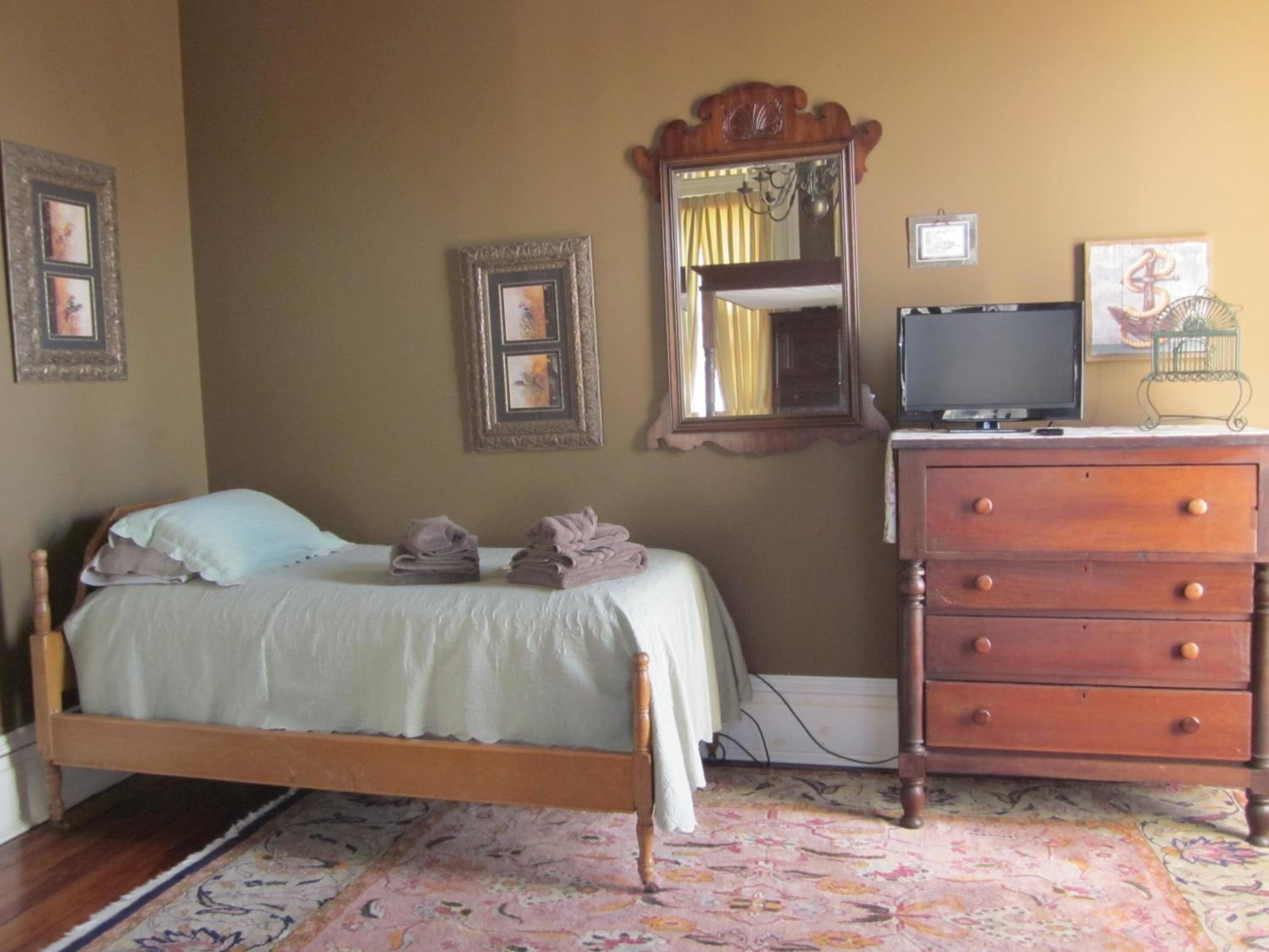 Queen Room With Shared Bathroom photo 3