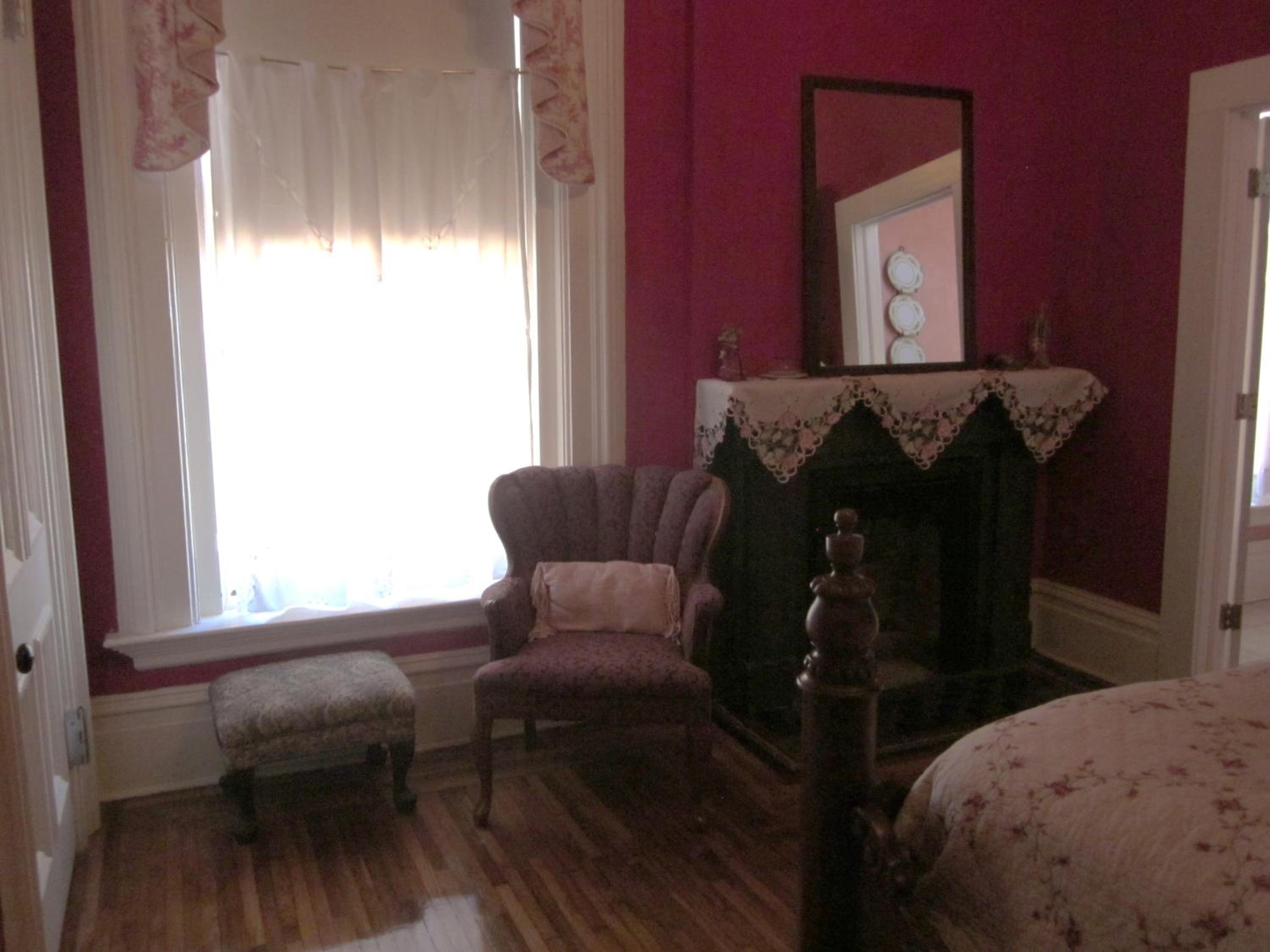 King Room With Half-Canopy Bed photo 2