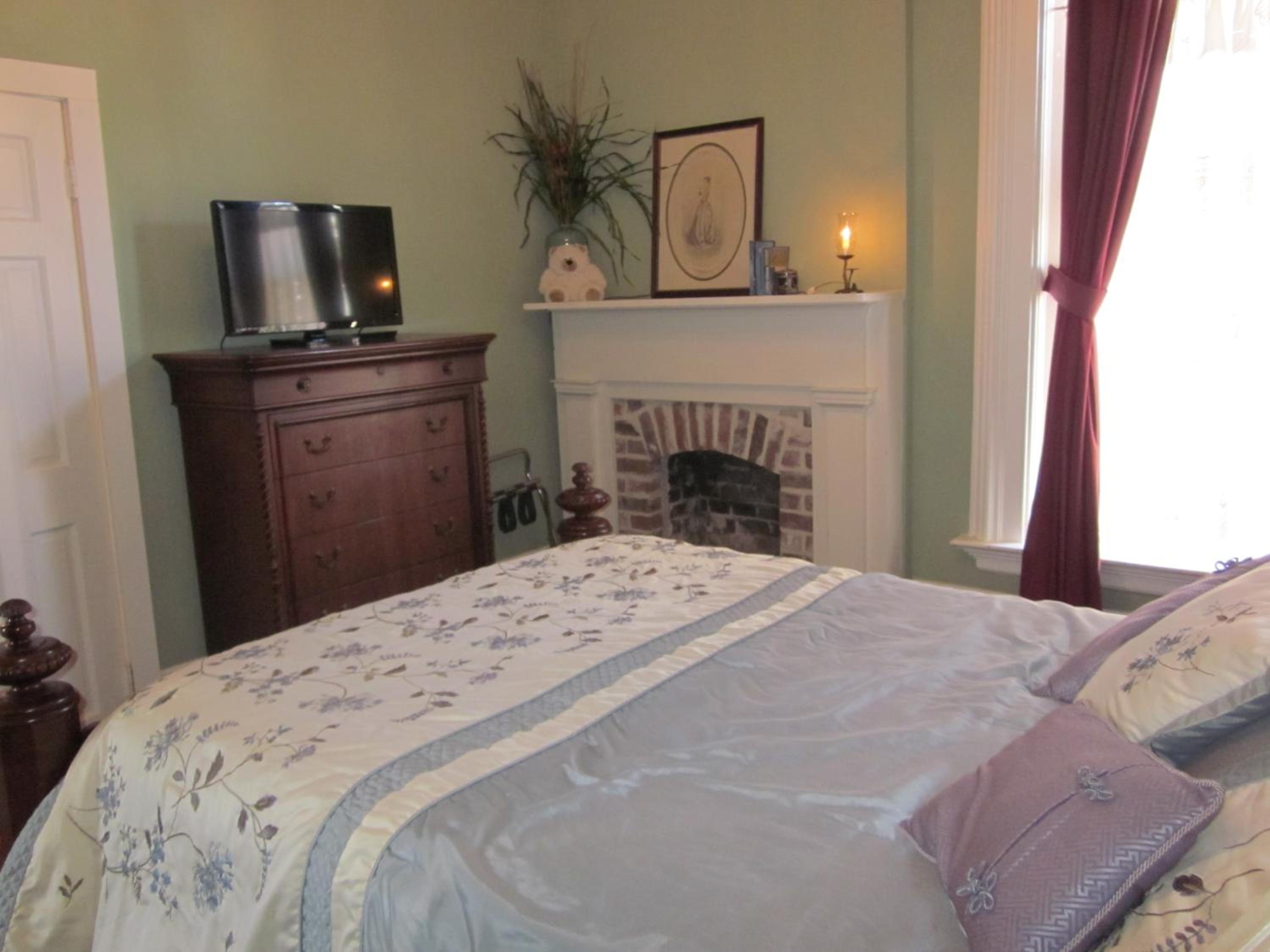 Queen Room photo 2