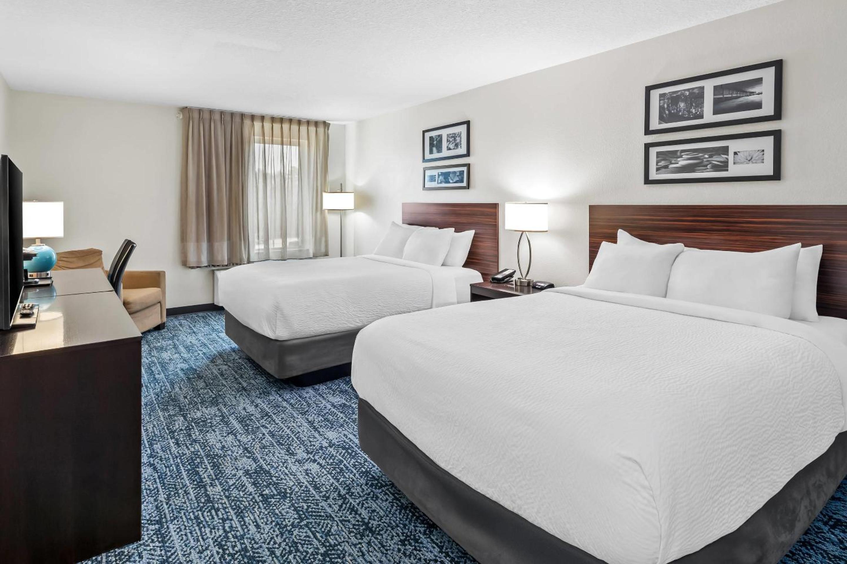 Queen Room with Two Queen Beds - Non-Smoking photo 1
