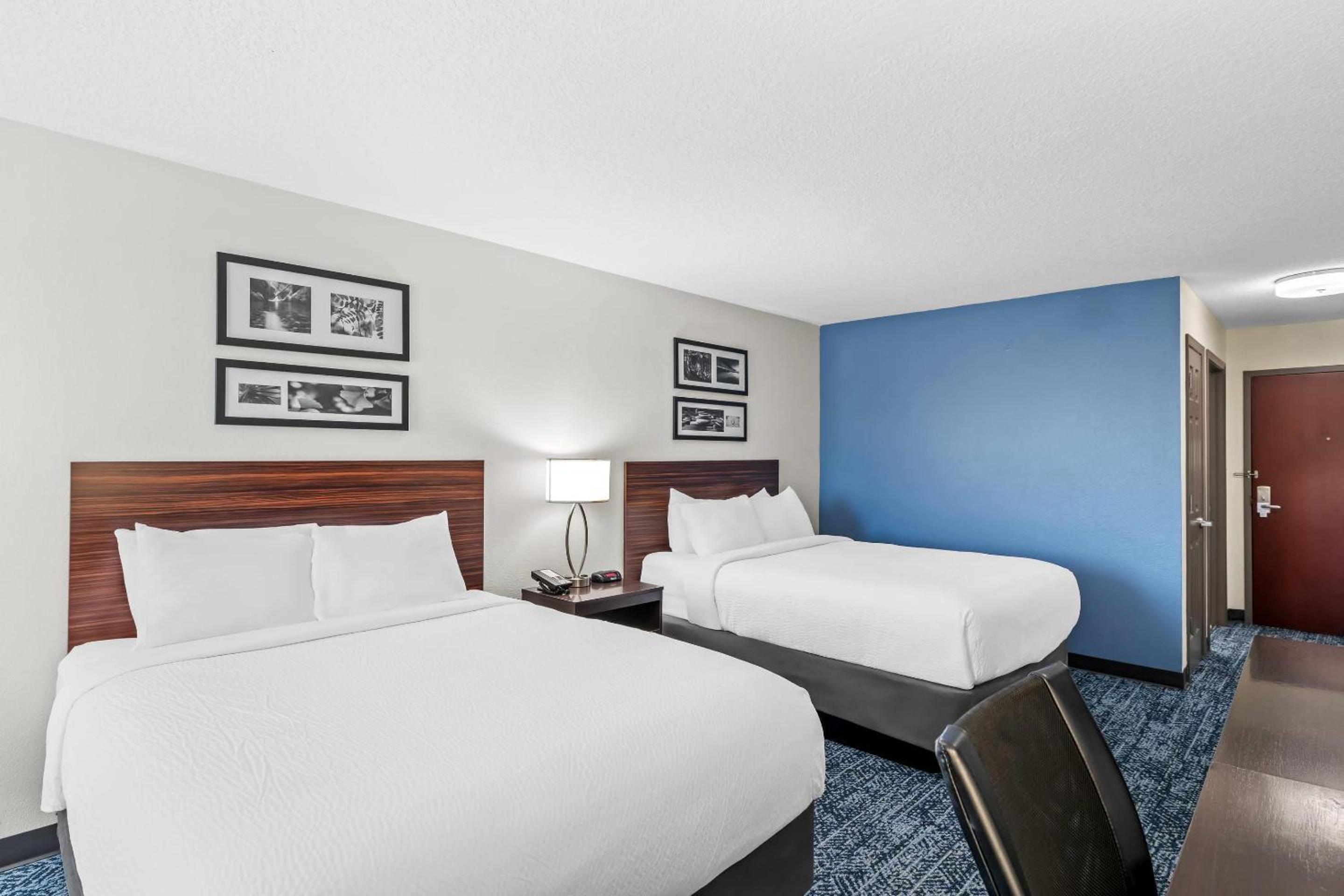 Queen Room with Two Queen Beds - Non-Smoking photo 2
