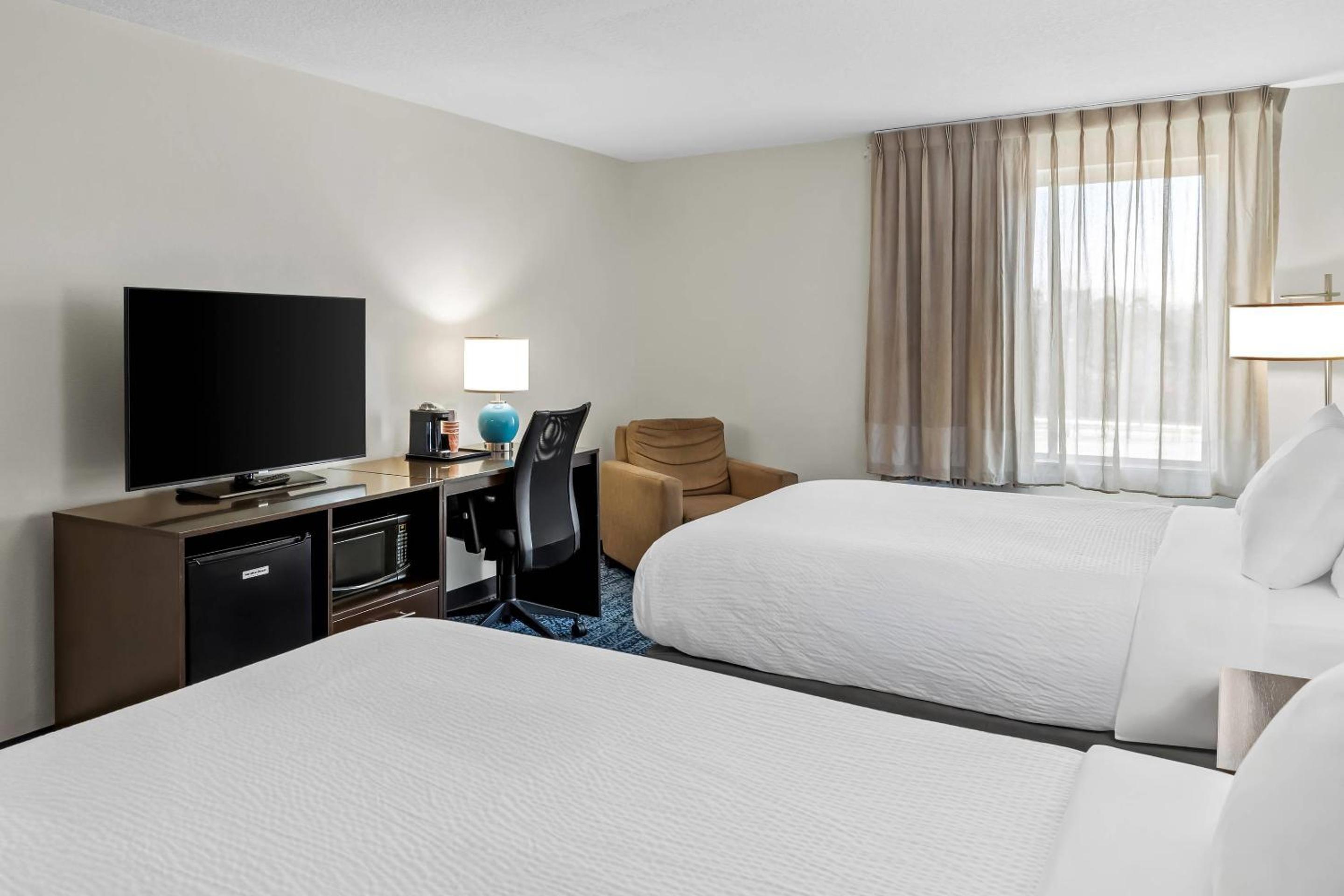 Queen Room with Two Queen Beds - Non-Smoking photo 3