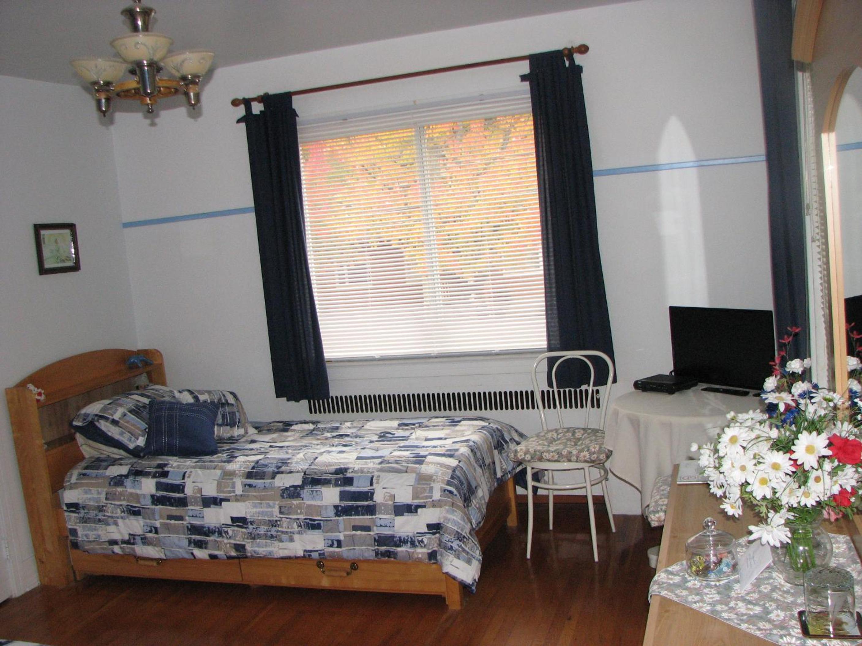 Double Room with Extra Bed and Shared Bathroom photo 2