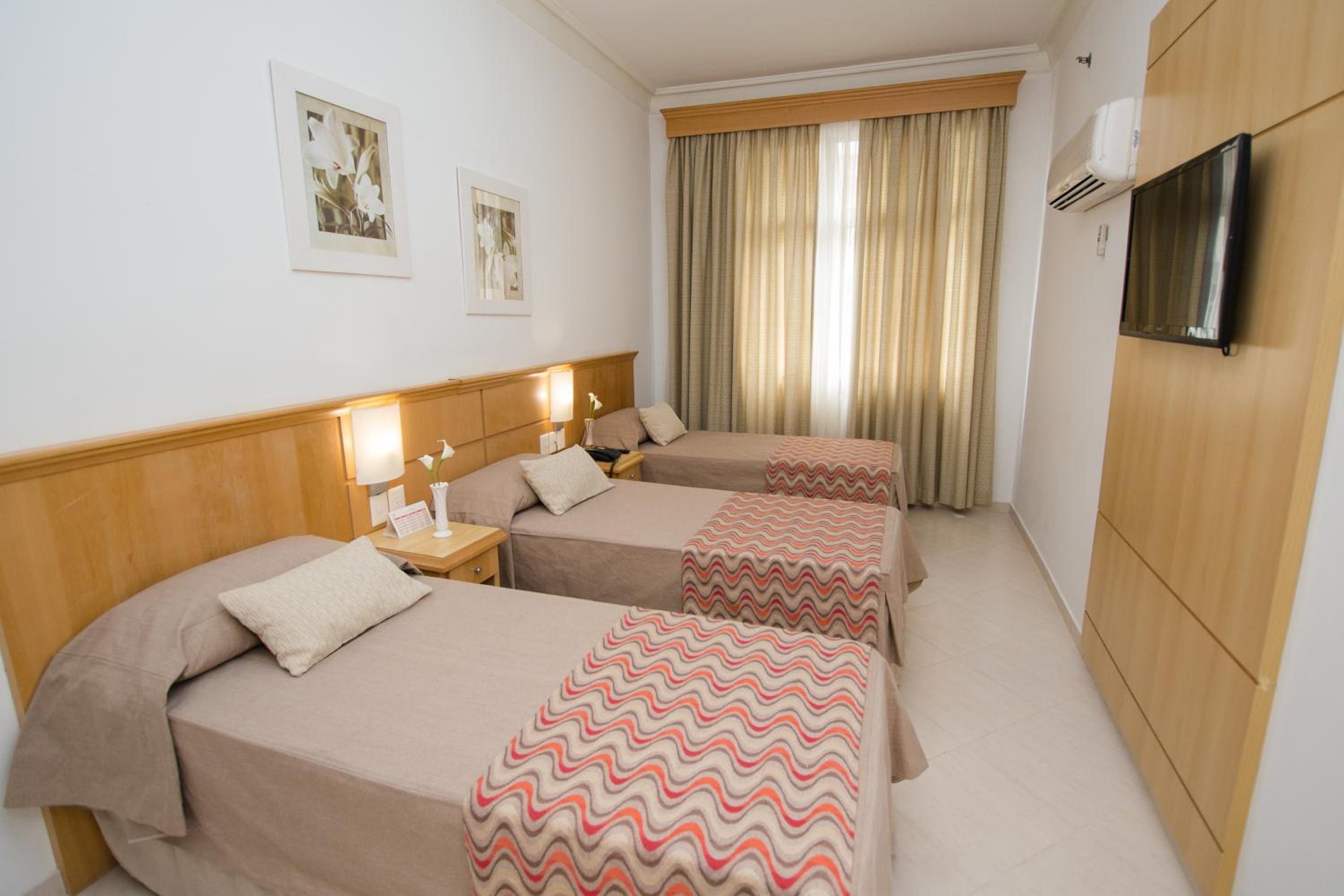 Standard Triple Room with Single Beds photo 1