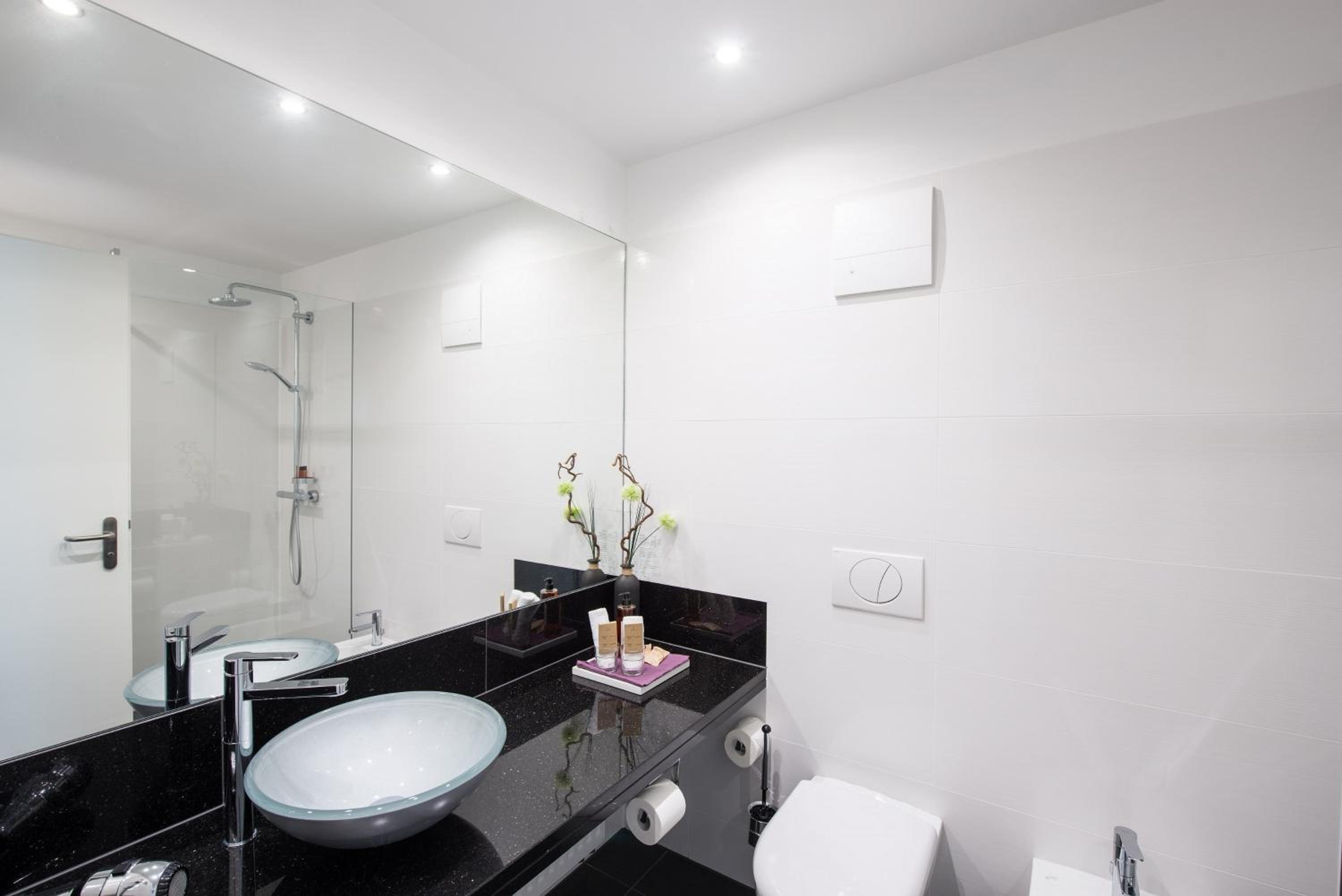 Deluxe Double Room with Balcony photo 3