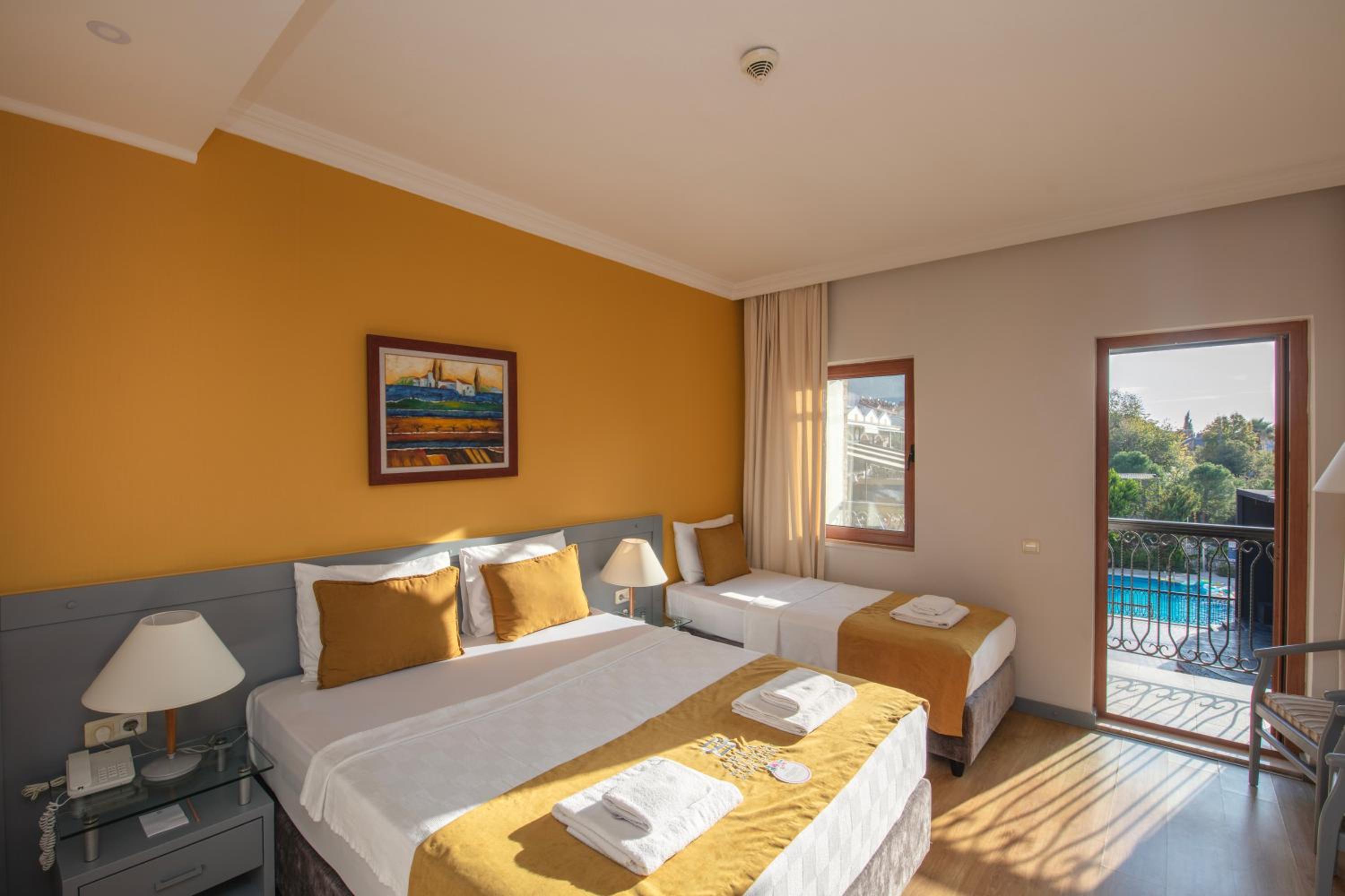 Family Room with Garden View - Photo 1