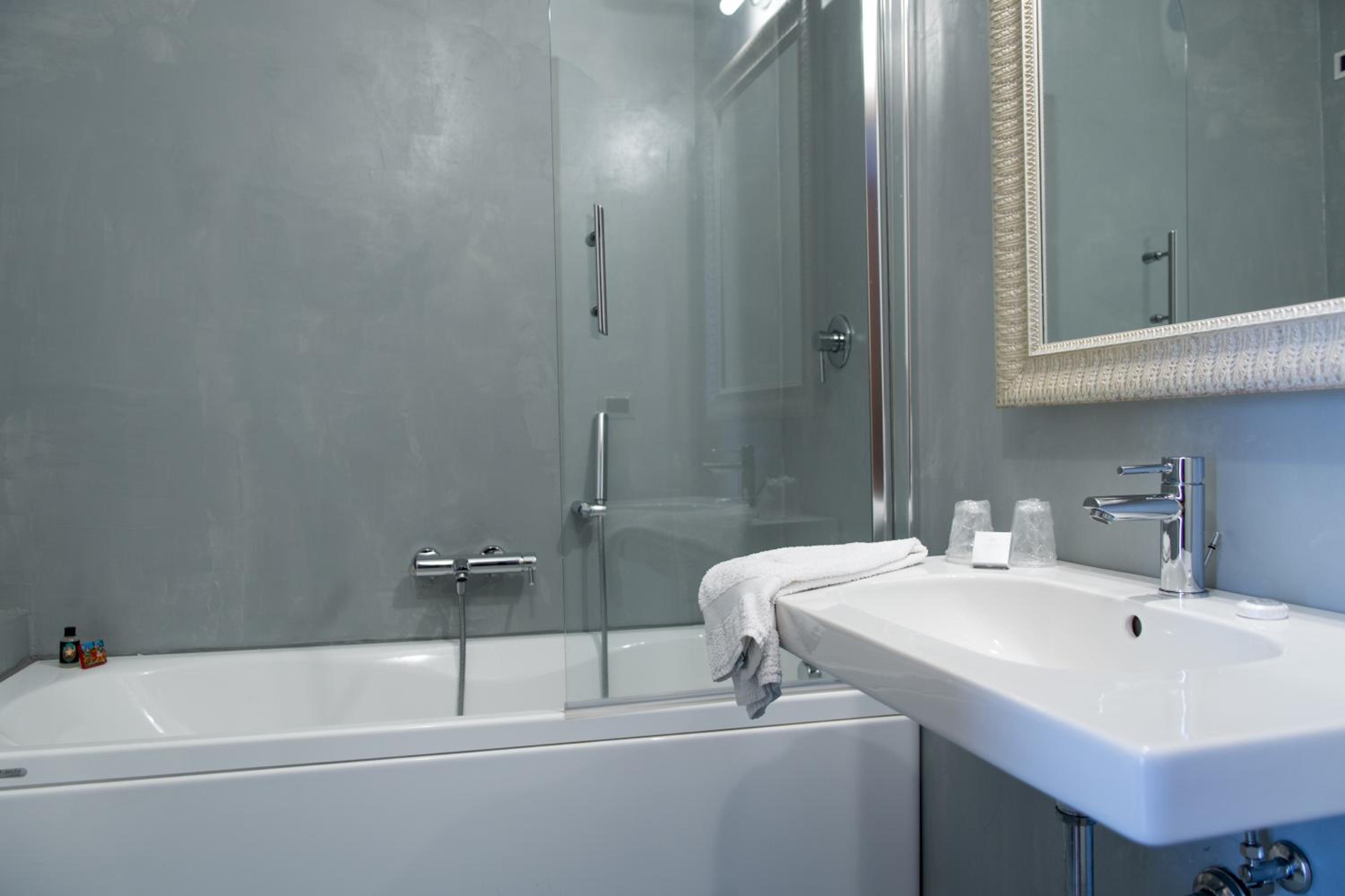 Double or Twin Room with Partial Sea View - Photo 4