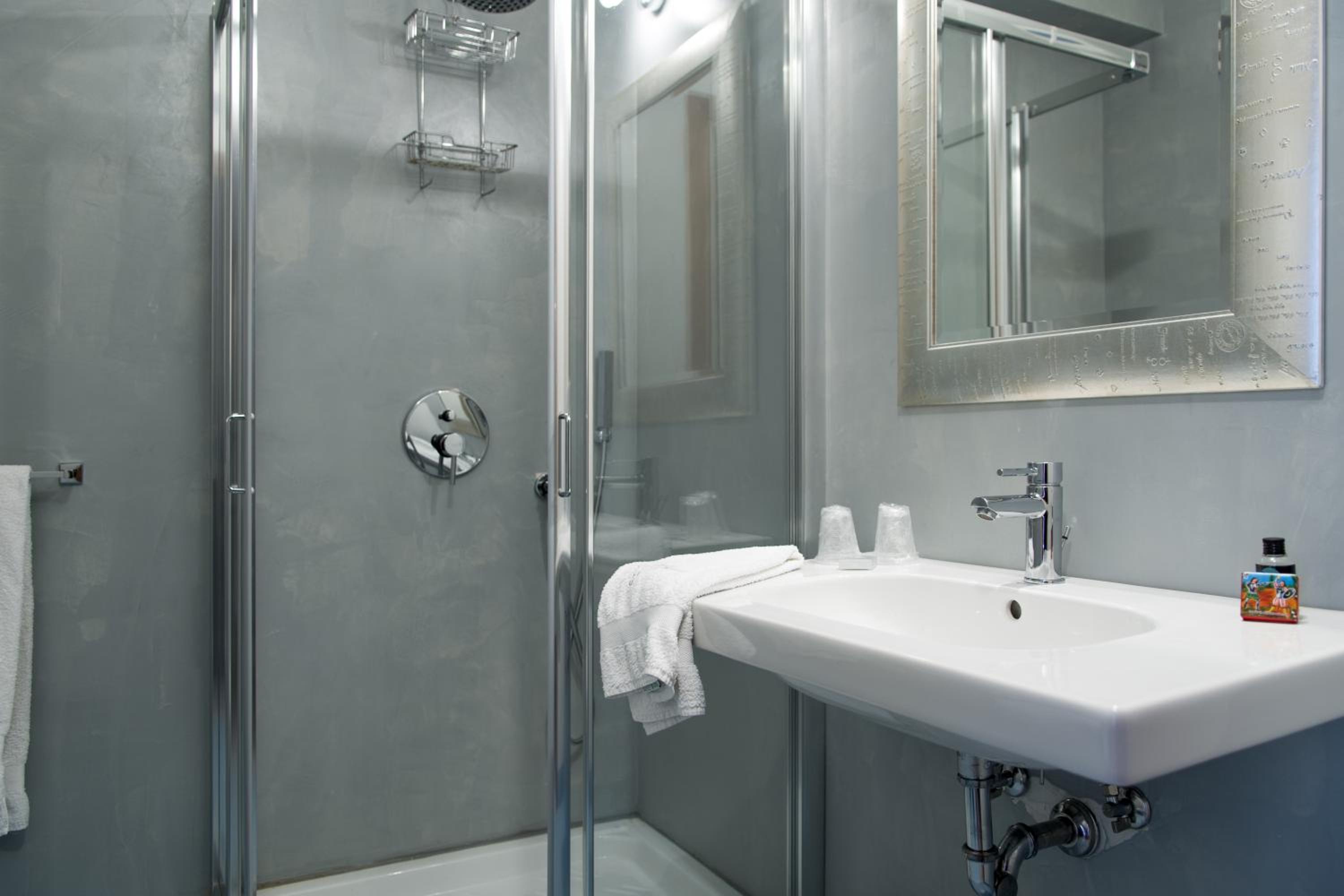 Double or Twin Room with Partial Sea View - Photo 6