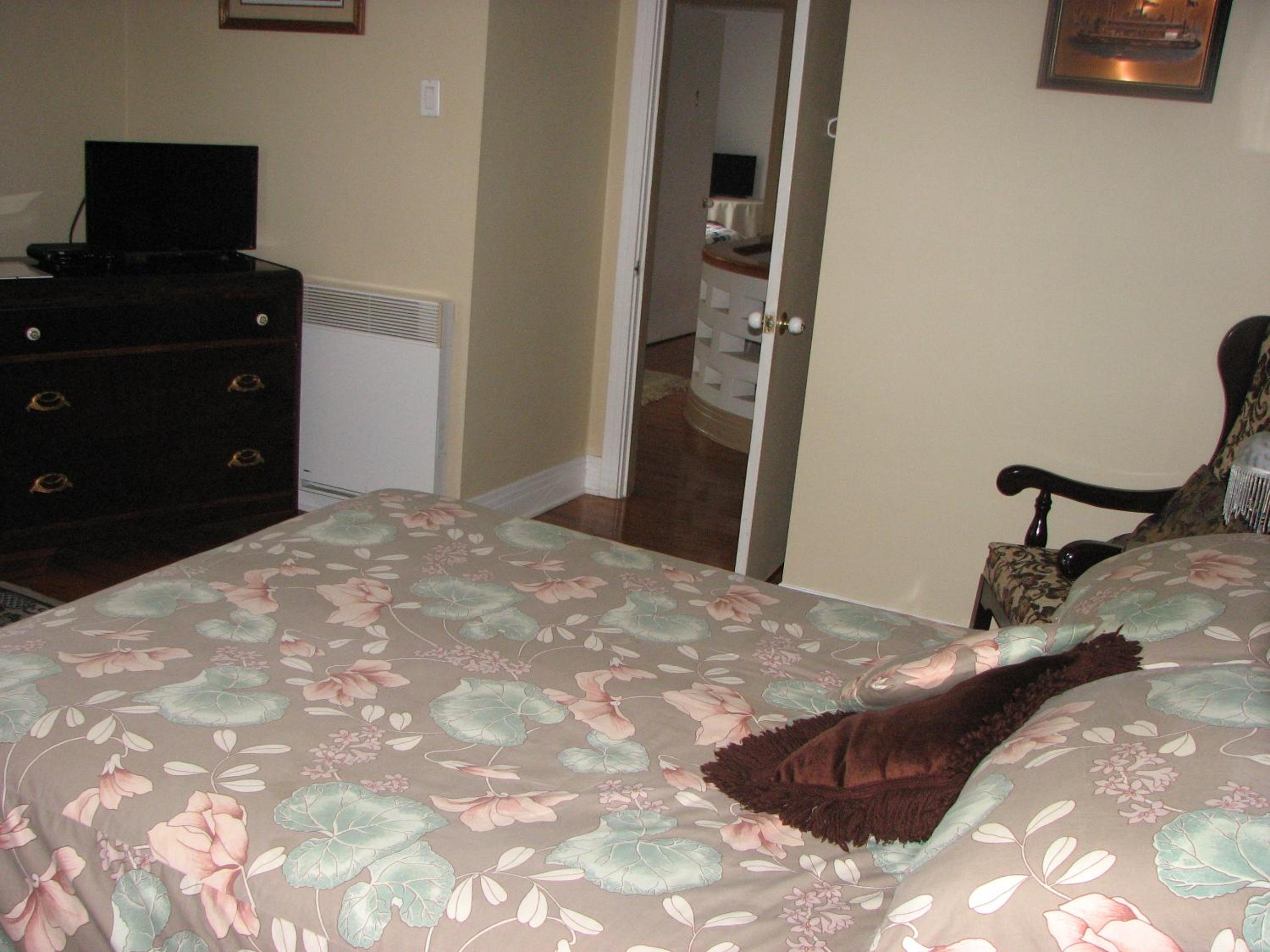Double Room with Shared Bathroom photo 2