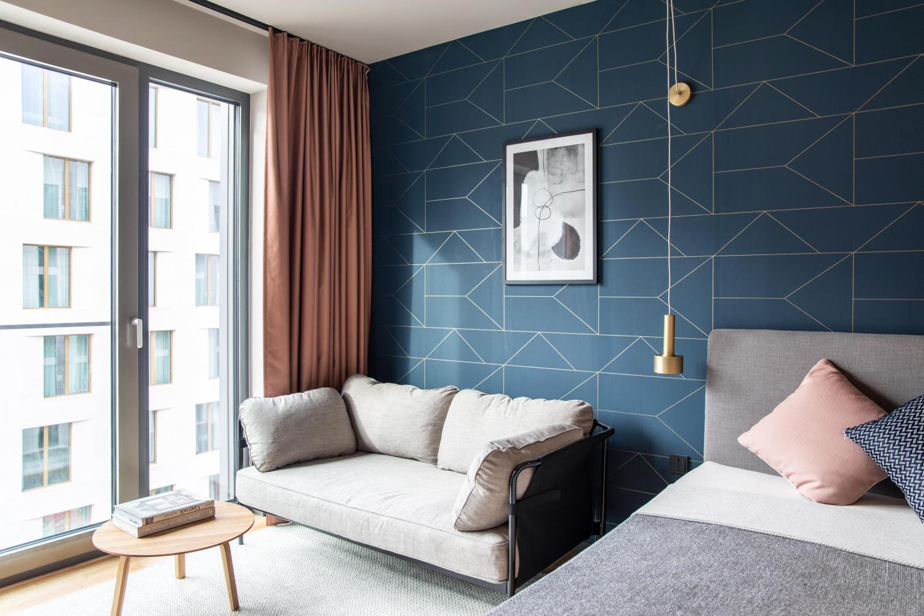 Smart Apartment with One Queen Bed and Kitchen - Photo 1