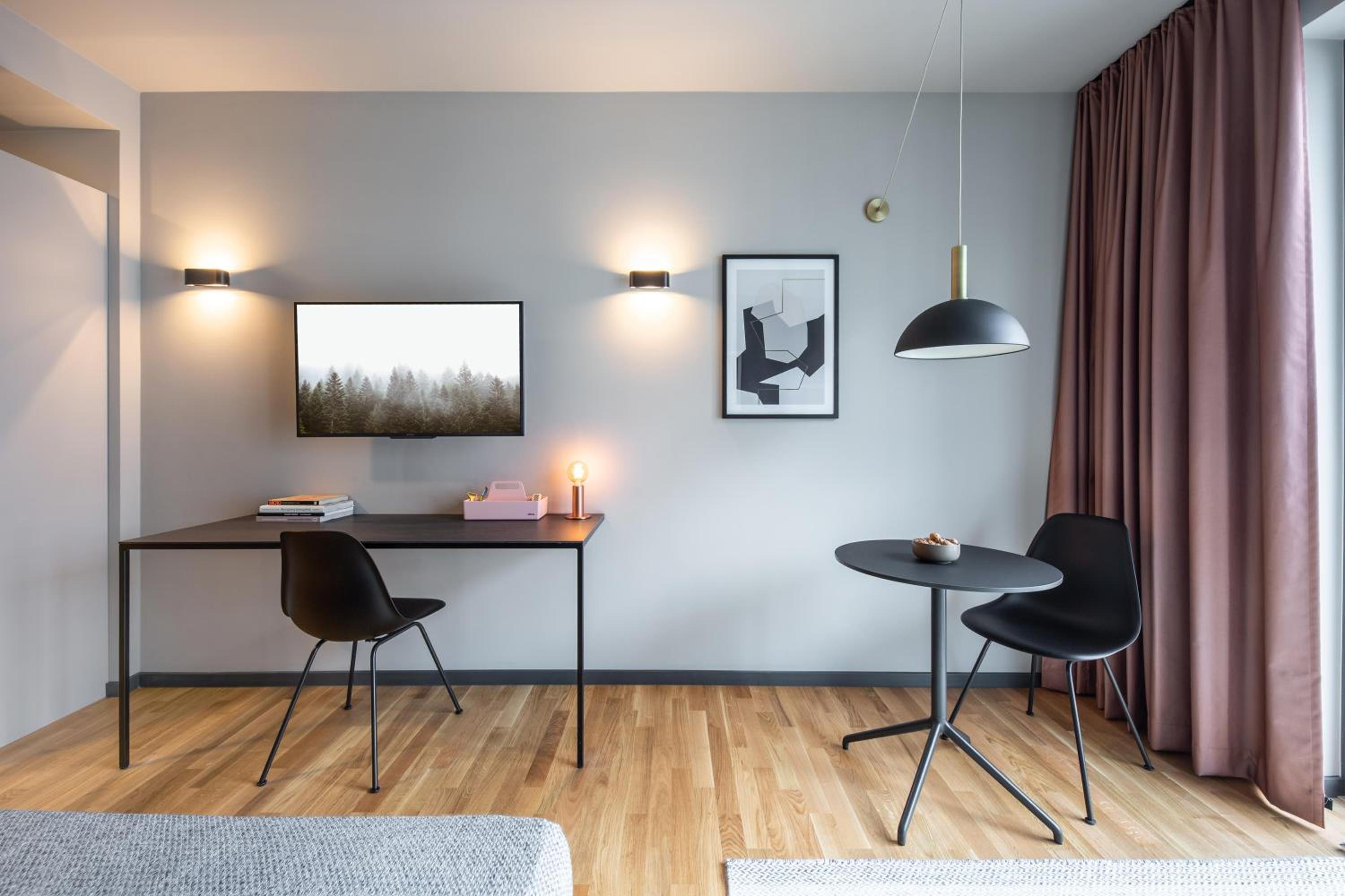 Smart Apartment with One Queen Bed and Kitchen - Photo 4