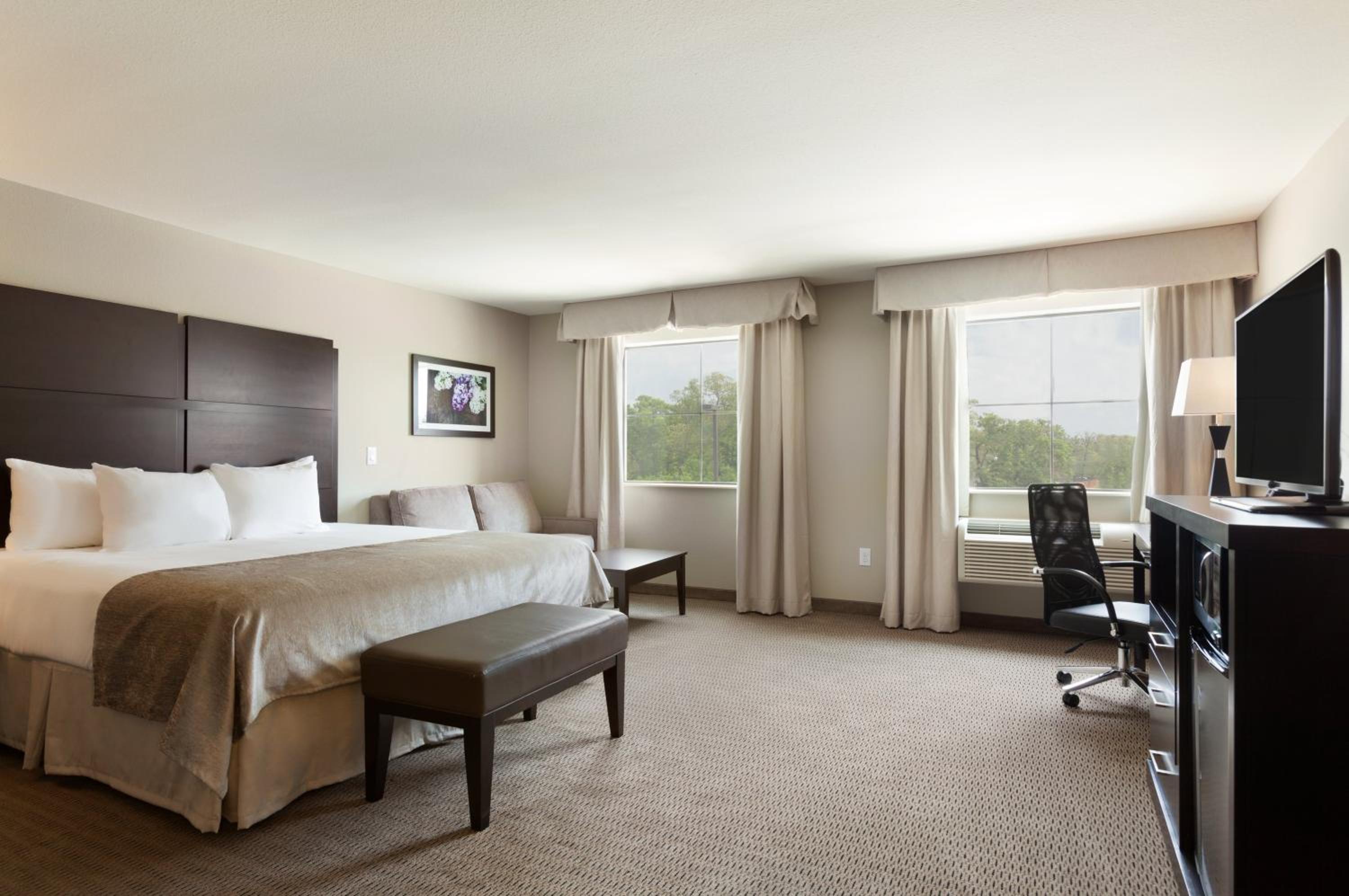 King Room with Bath Tub - Mobility/Hearing Accessible - Non-Smoking photo 1