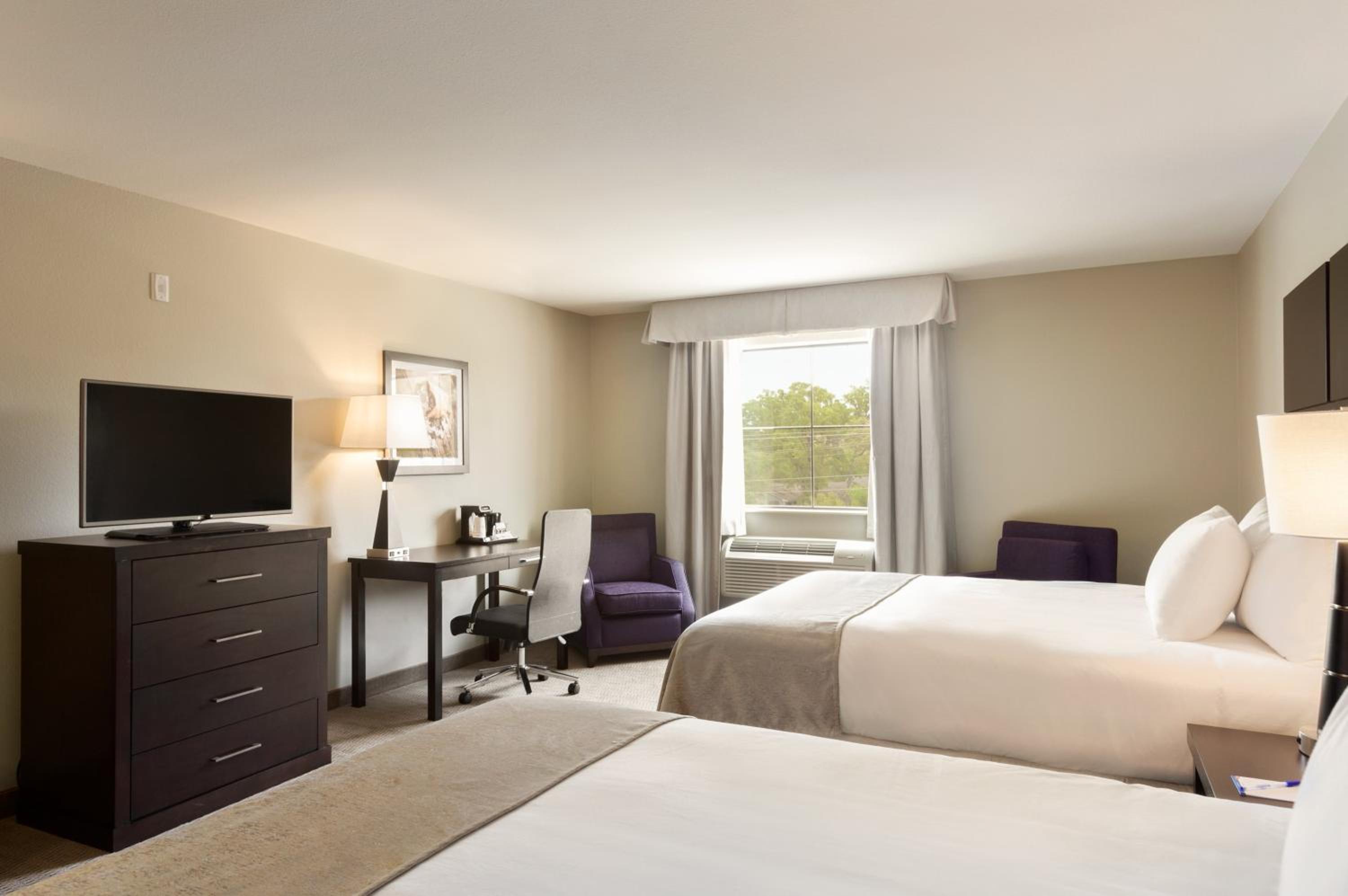 Queen Room with Two Queen Beds - Non-Smoking photo 3