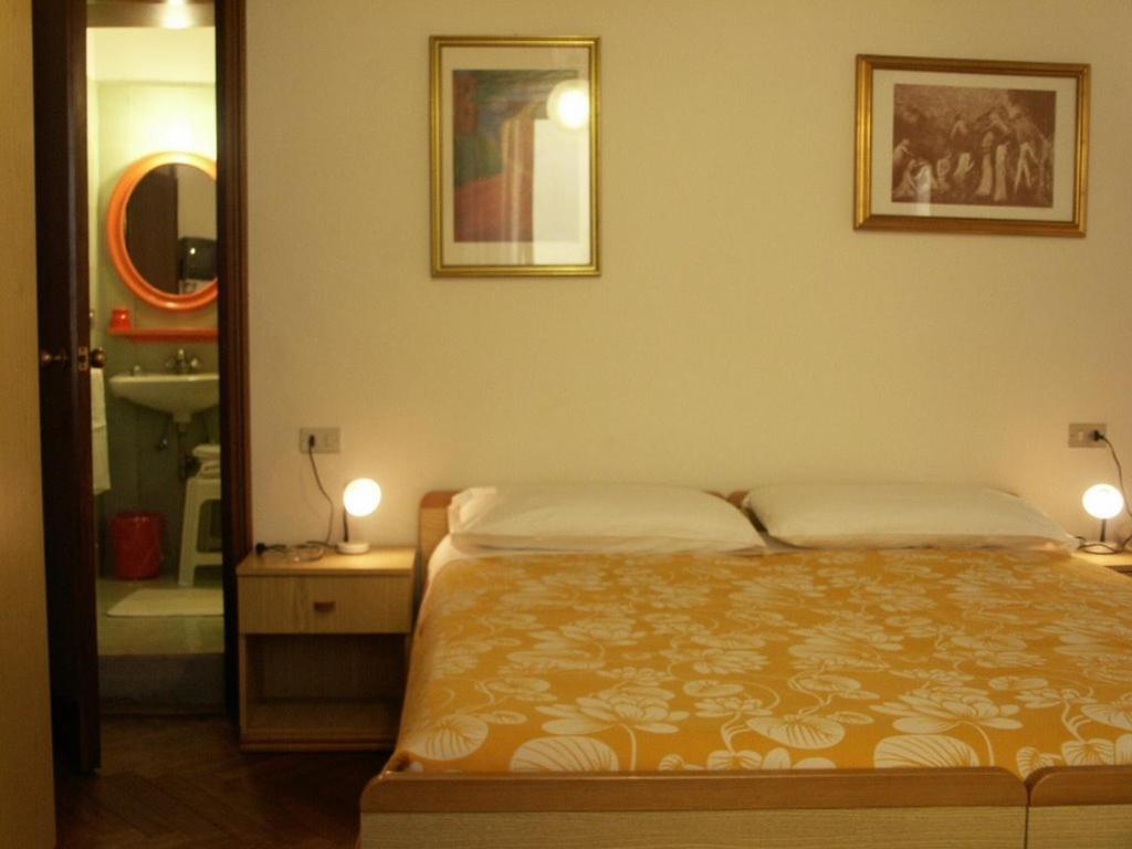 Double or Twin Room - Photo 5
