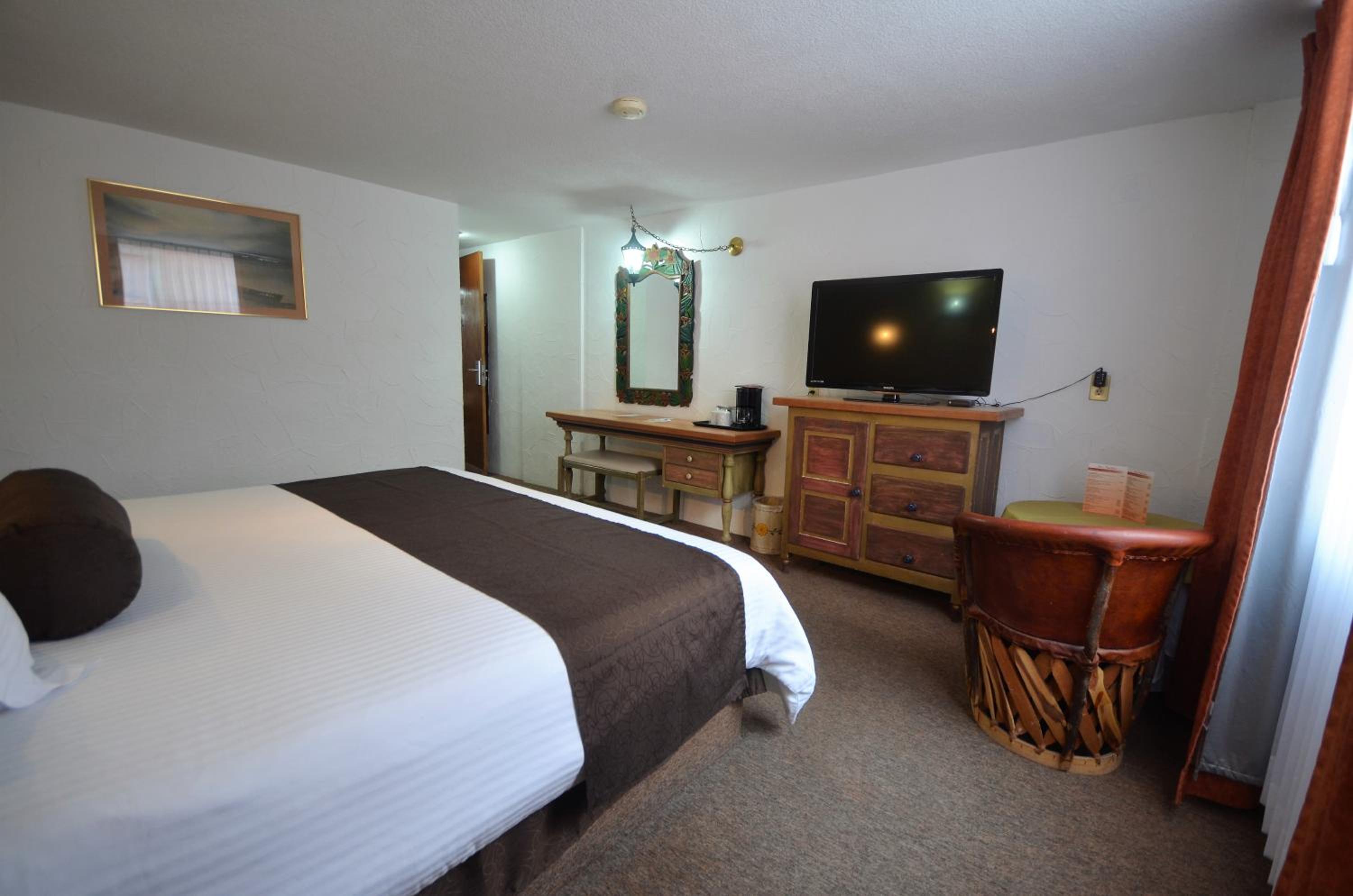 King Room - Non-Smoking - Photo 4