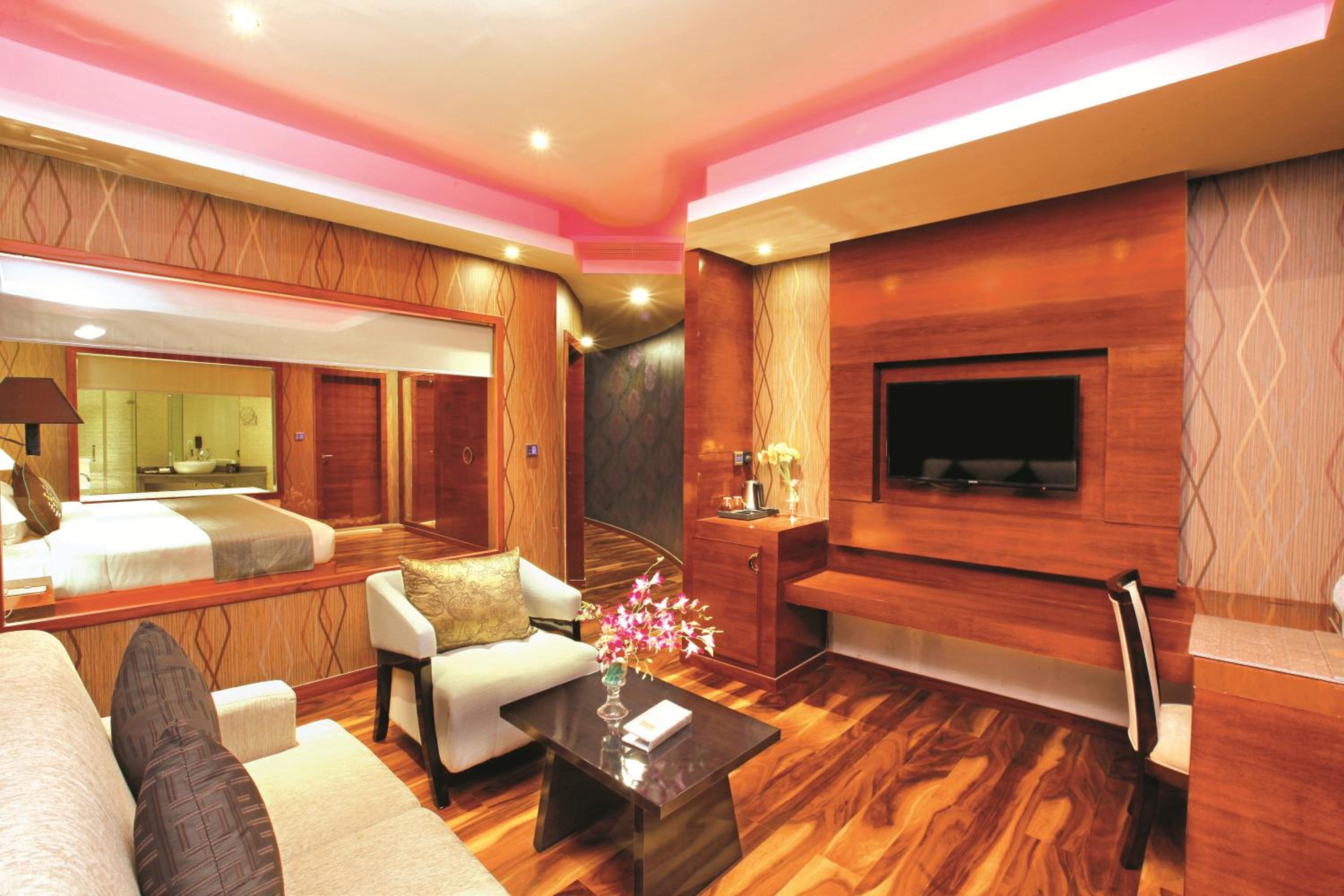 Royal King Suite with Lake View - Non-Smoking