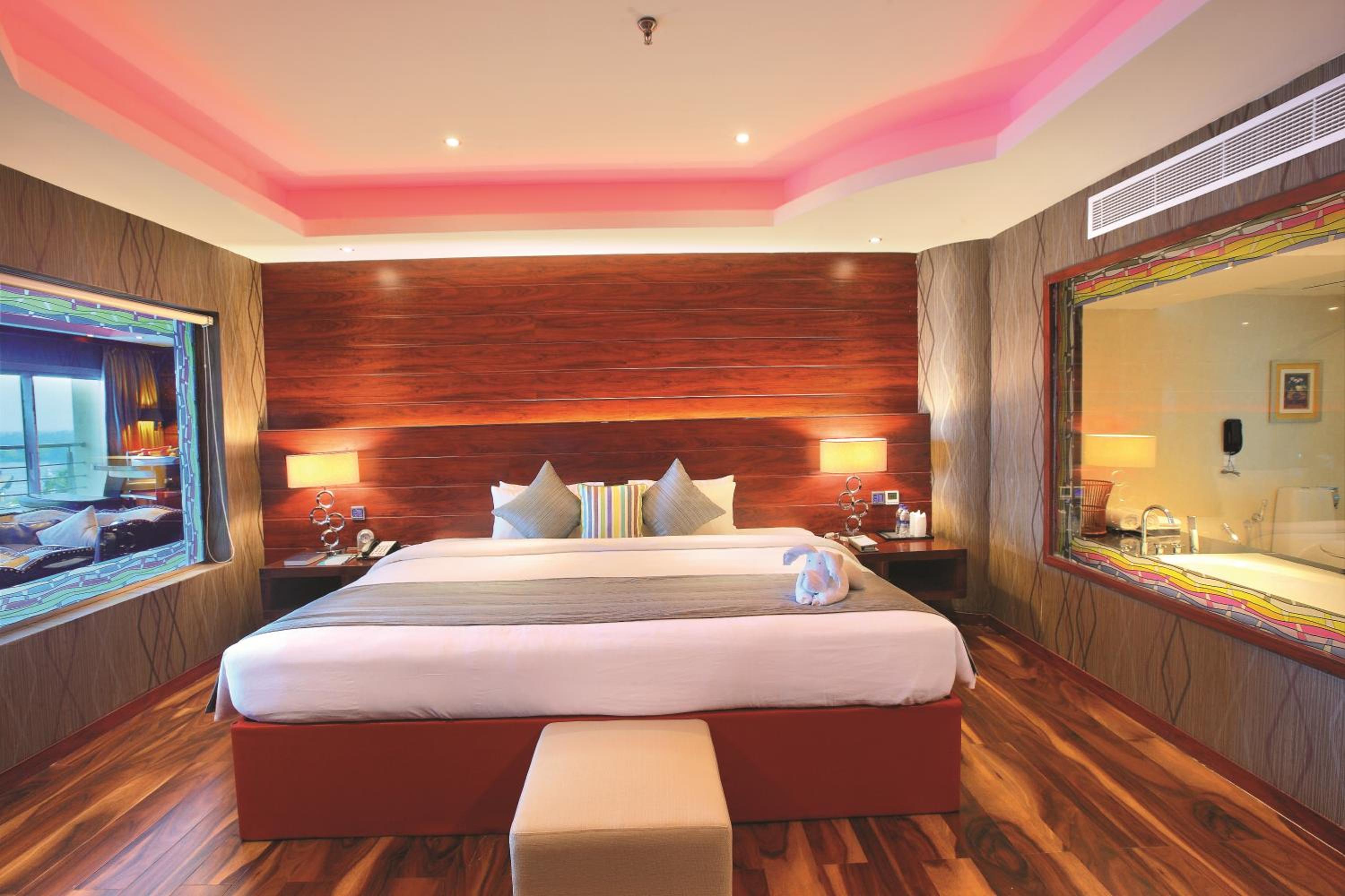 Presidential King Suite with Lake View - Non-Smoking
