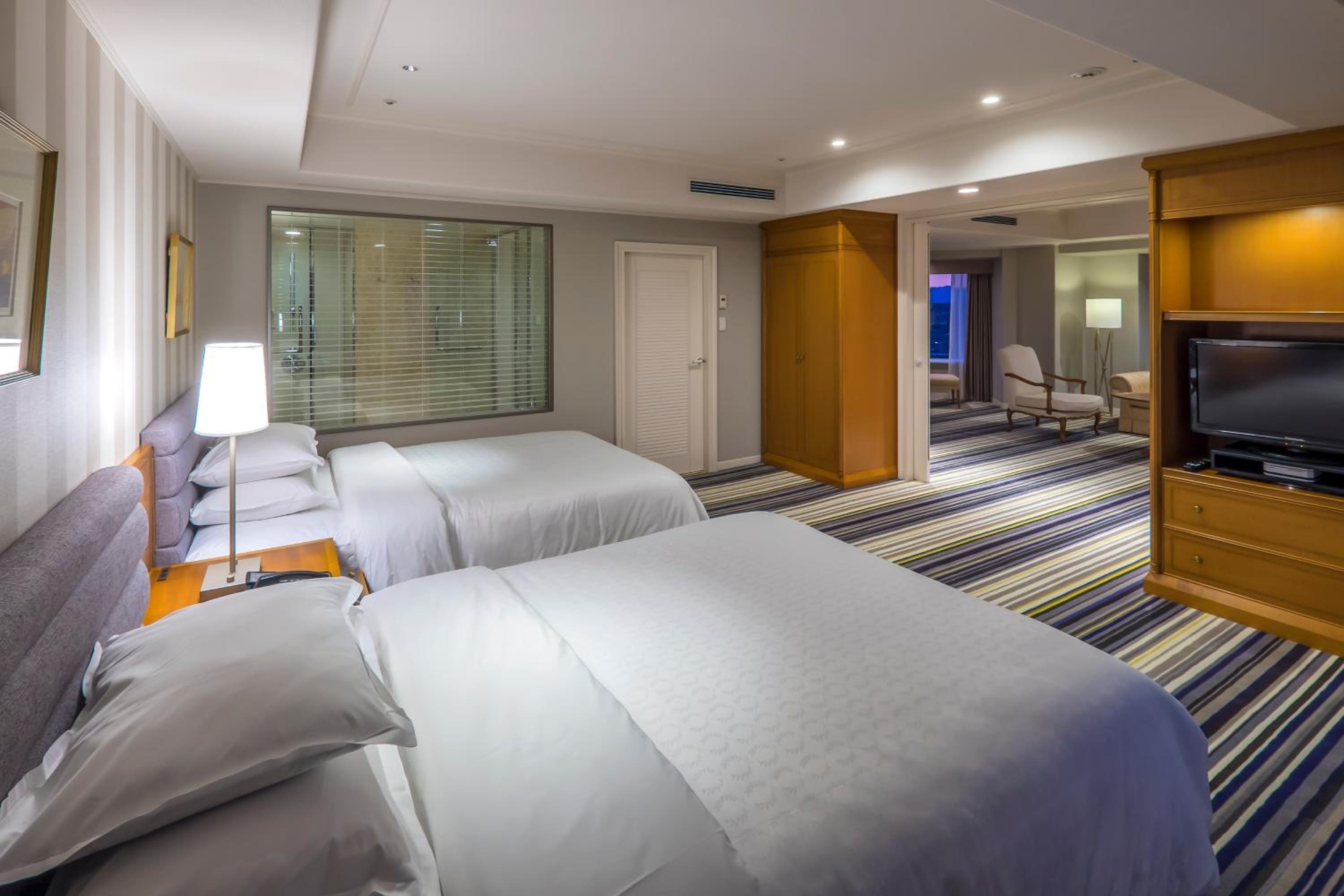 Corner Suite with Ocean View - Non-Smoking - Photo 1