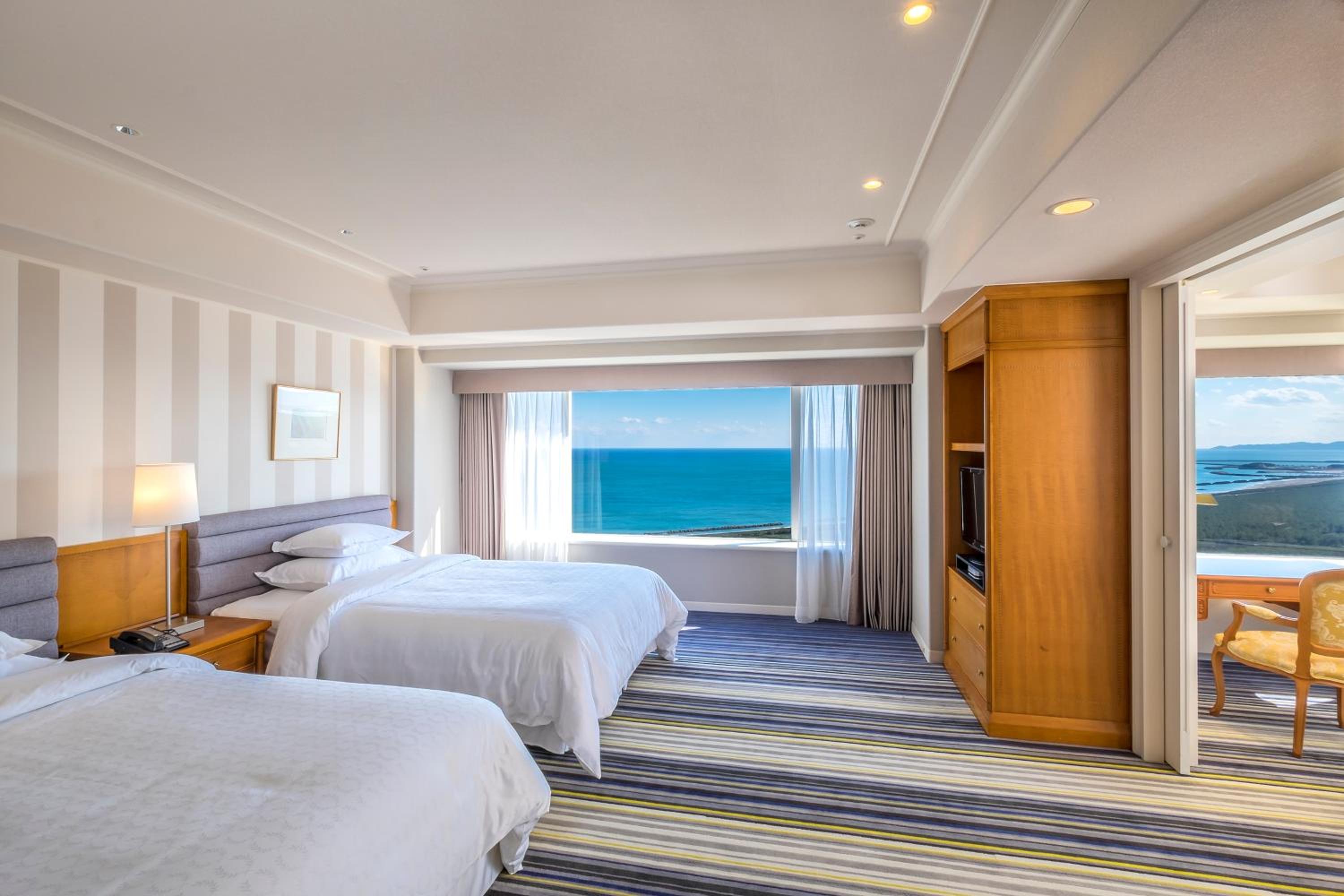 Corner Suite with Ocean View - Non-Smoking - Photo 4