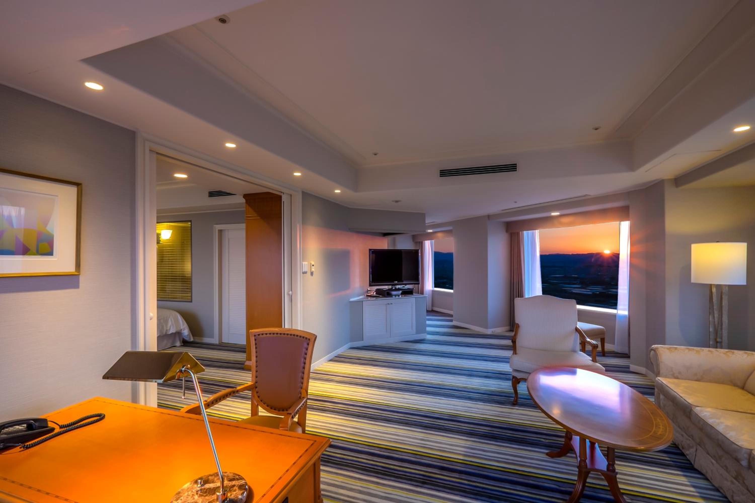 Corner Suite with Ocean View - Non-Smoking - Photo 3