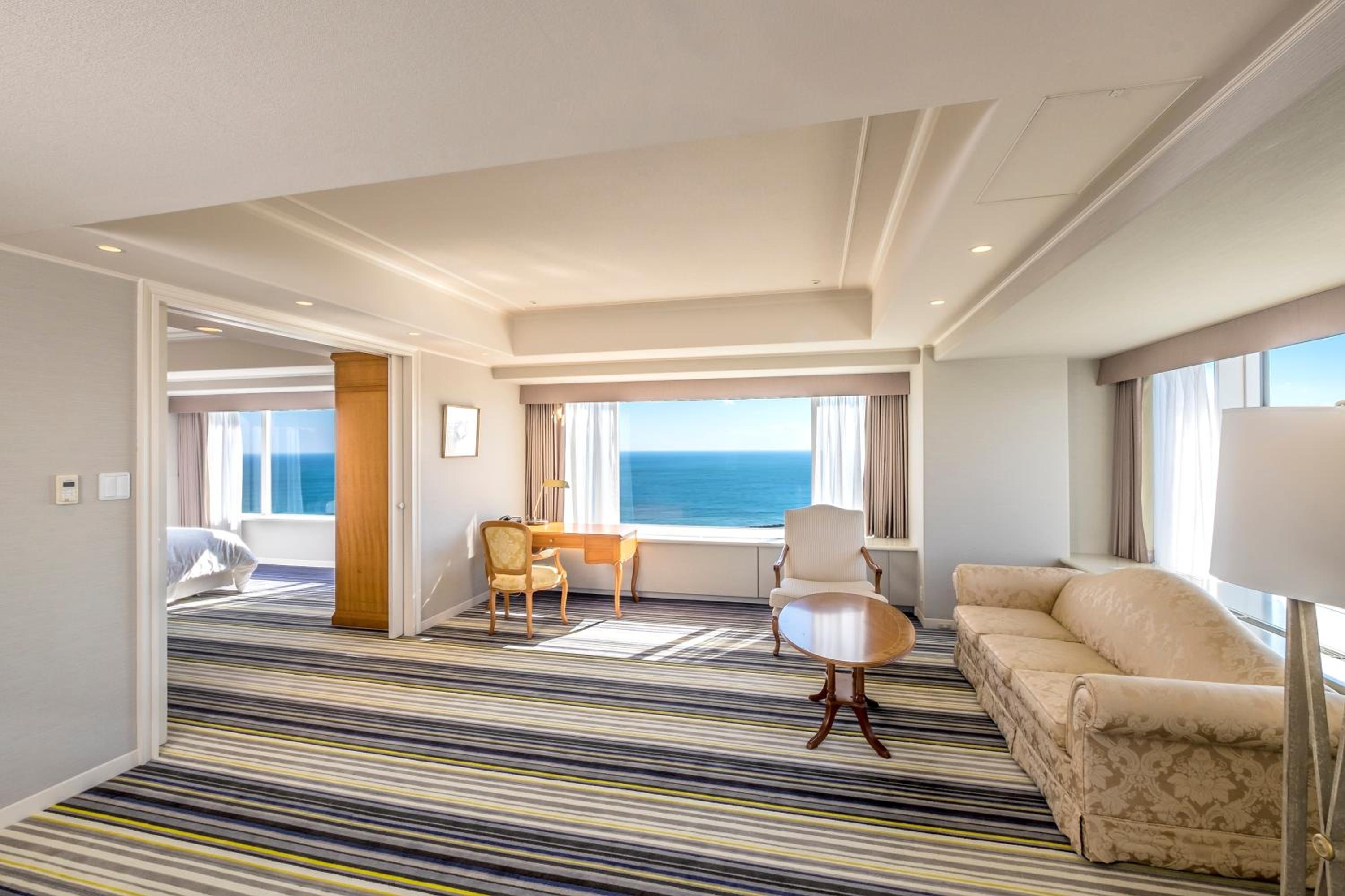 Corner Suite with Ocean View - Non-Smoking - Photo 2