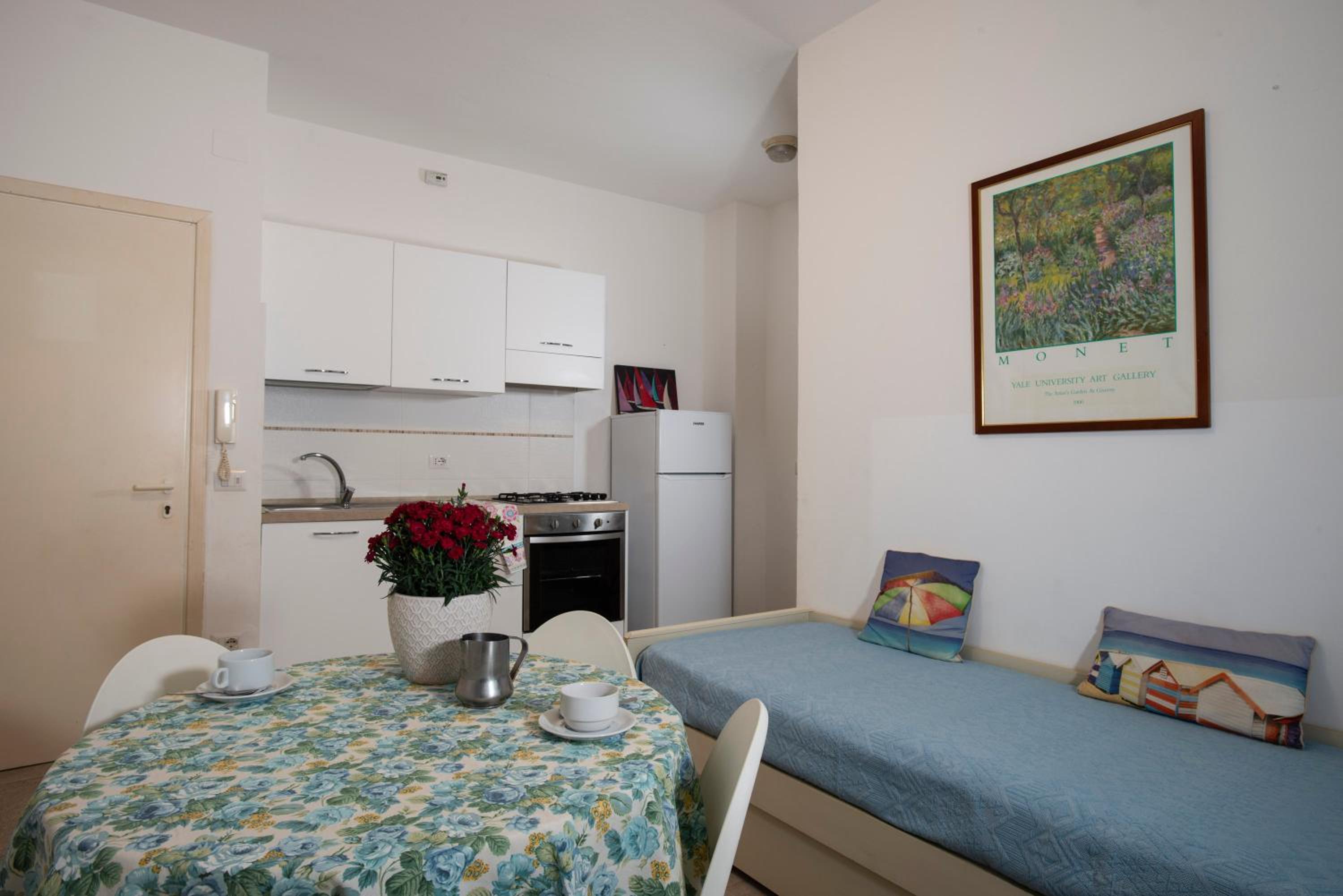 One-Bedroom Standard Apartment photo 2