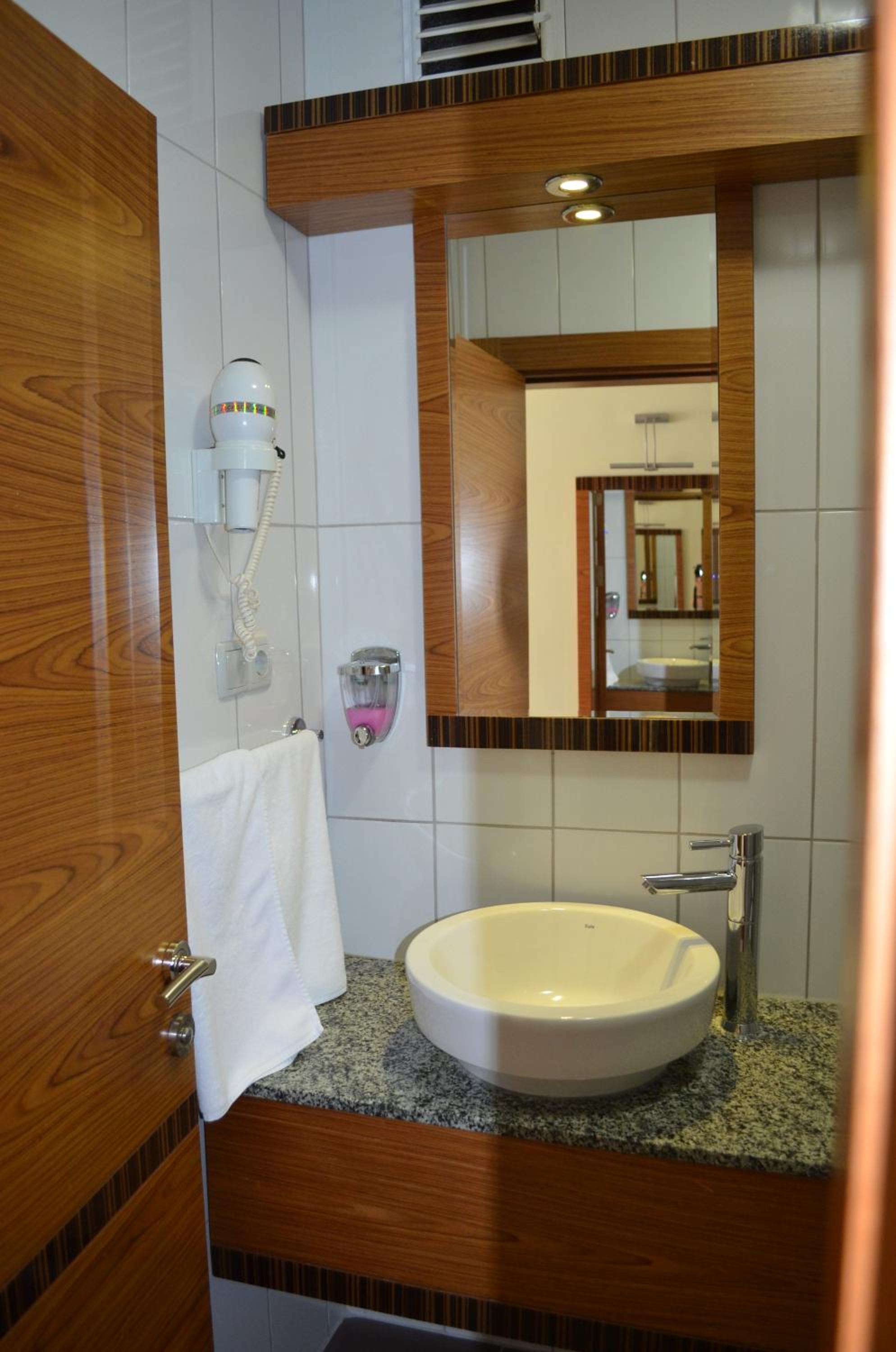 Classic Triple Room - Photo 4