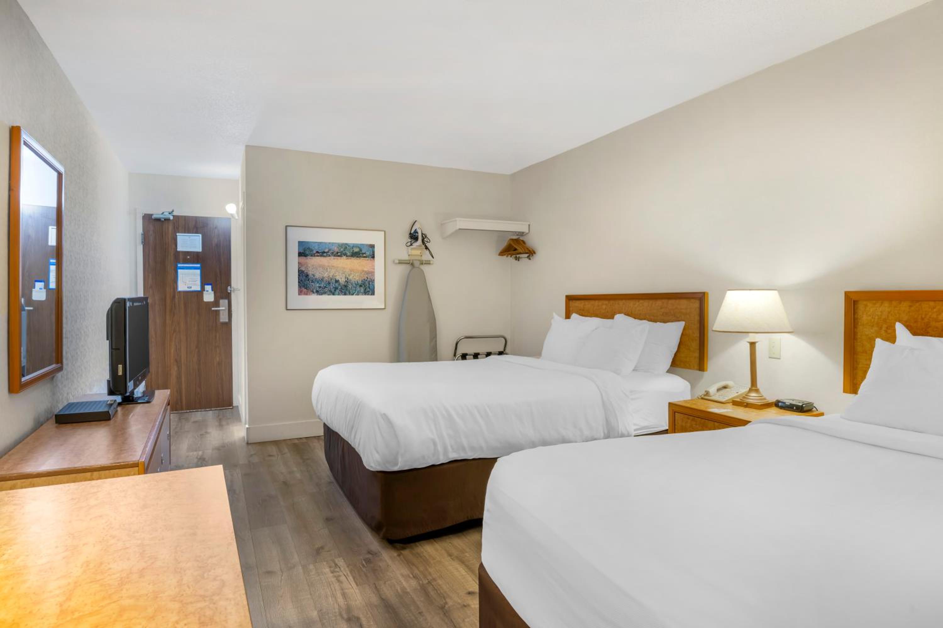 Room with Two Queen Beds- Non Smoking photo 2