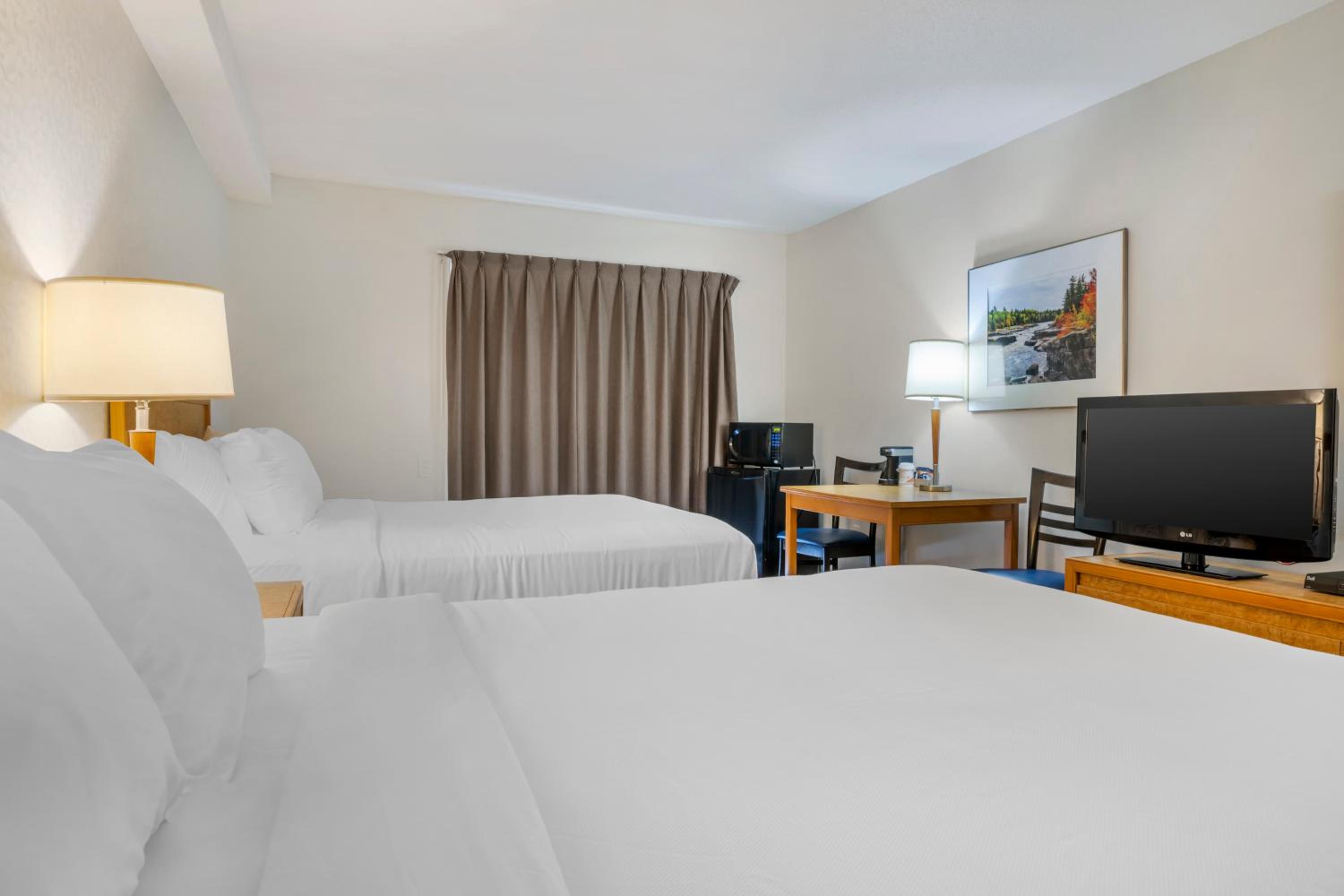 Queen Room with Two Queen Beds - Non-Smoking photo 1