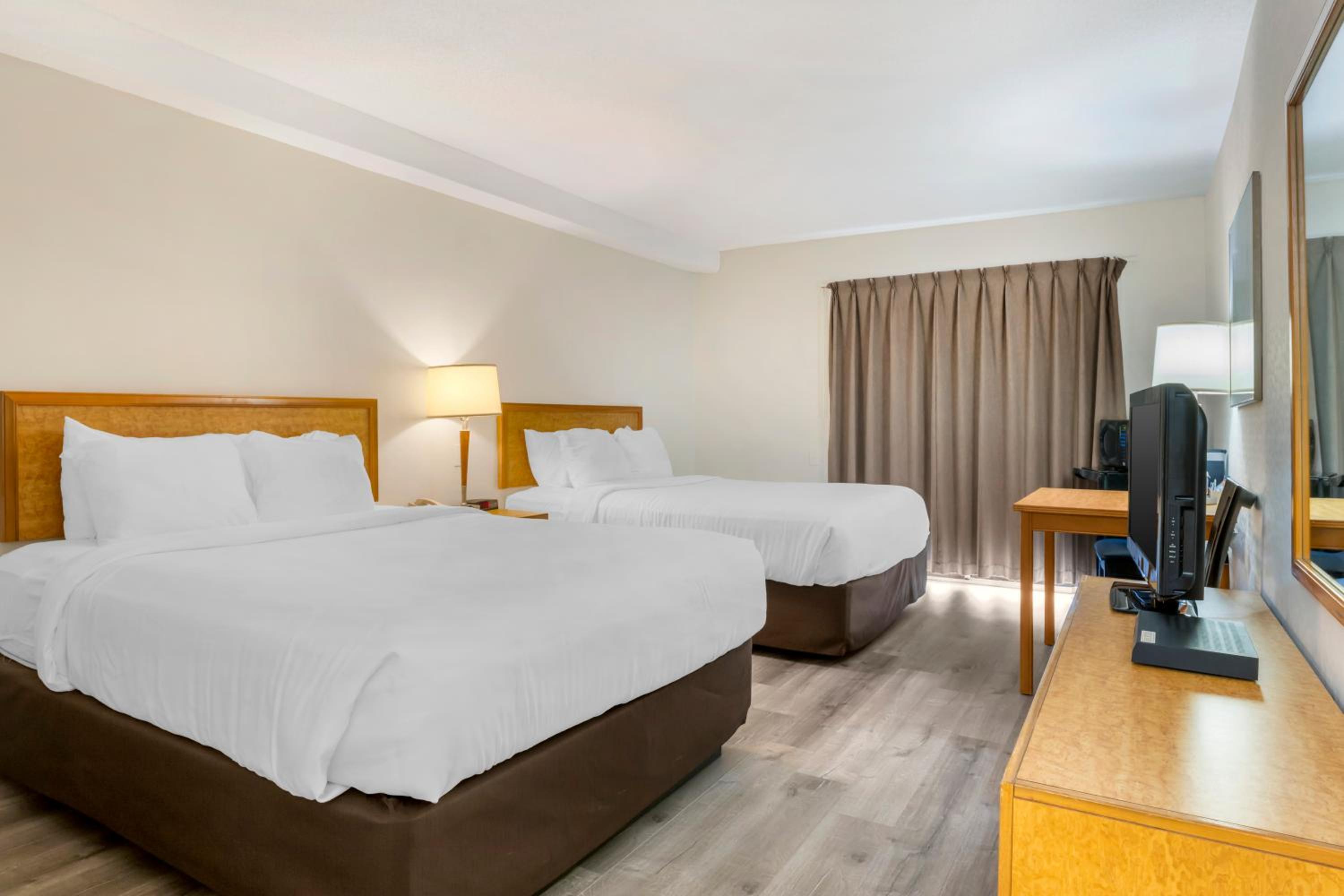 Queen Room with Two Queen Beds - Non-Smoking photo 2
