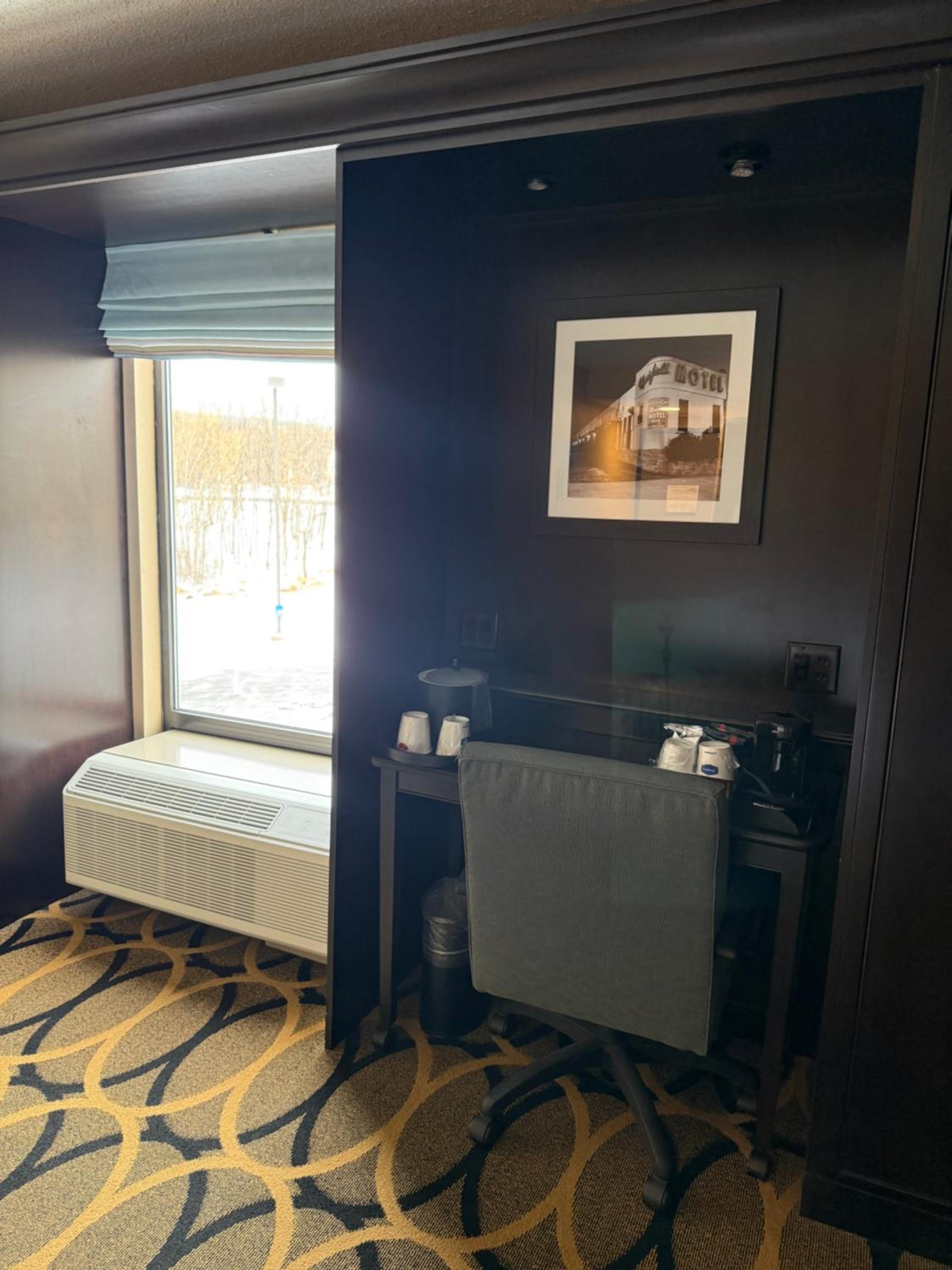 King Room with King Bed - Non-Smoking - Photo 4